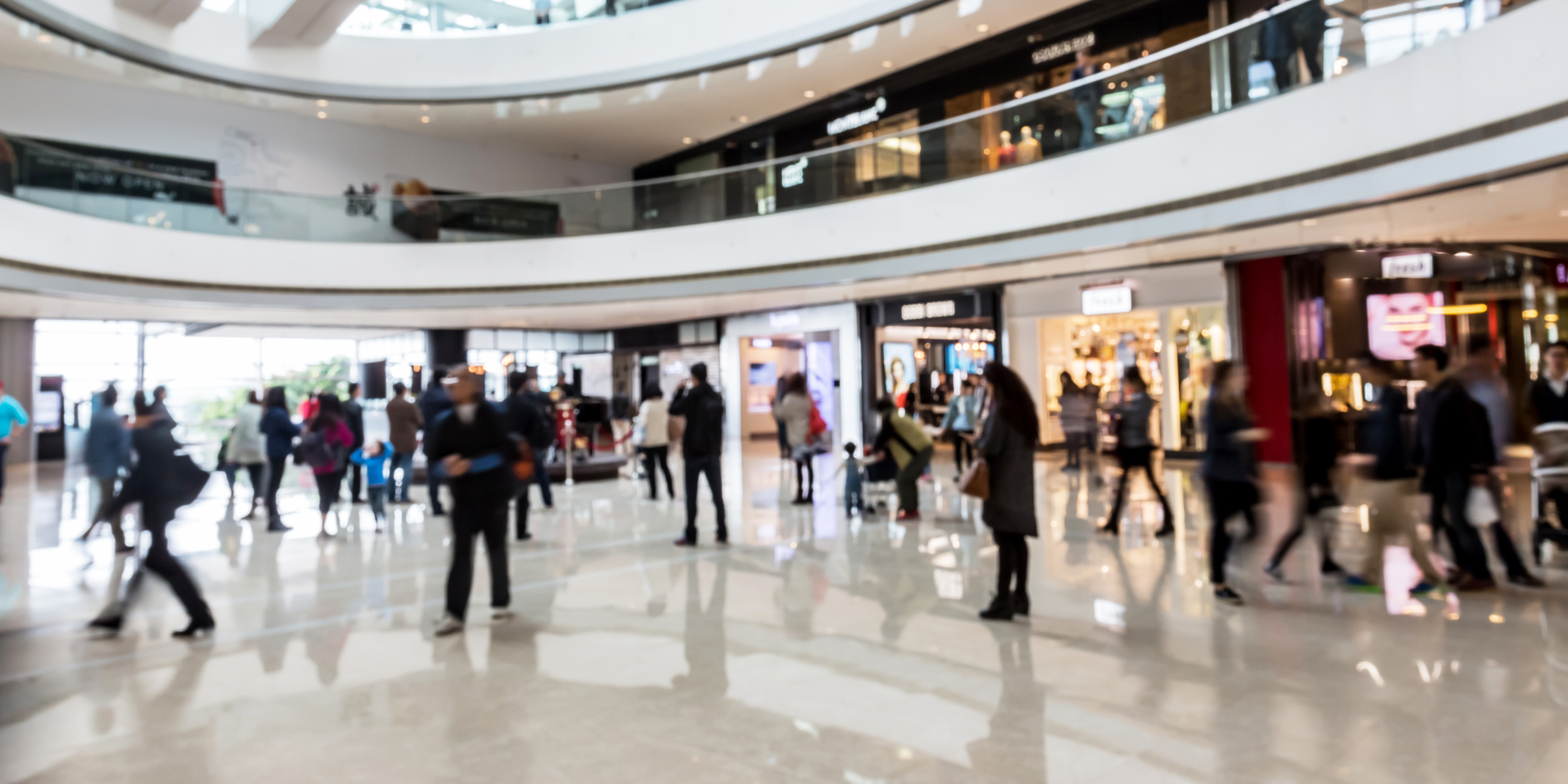 Gente dentro de un centro comercial | Fuente: Shutterstock