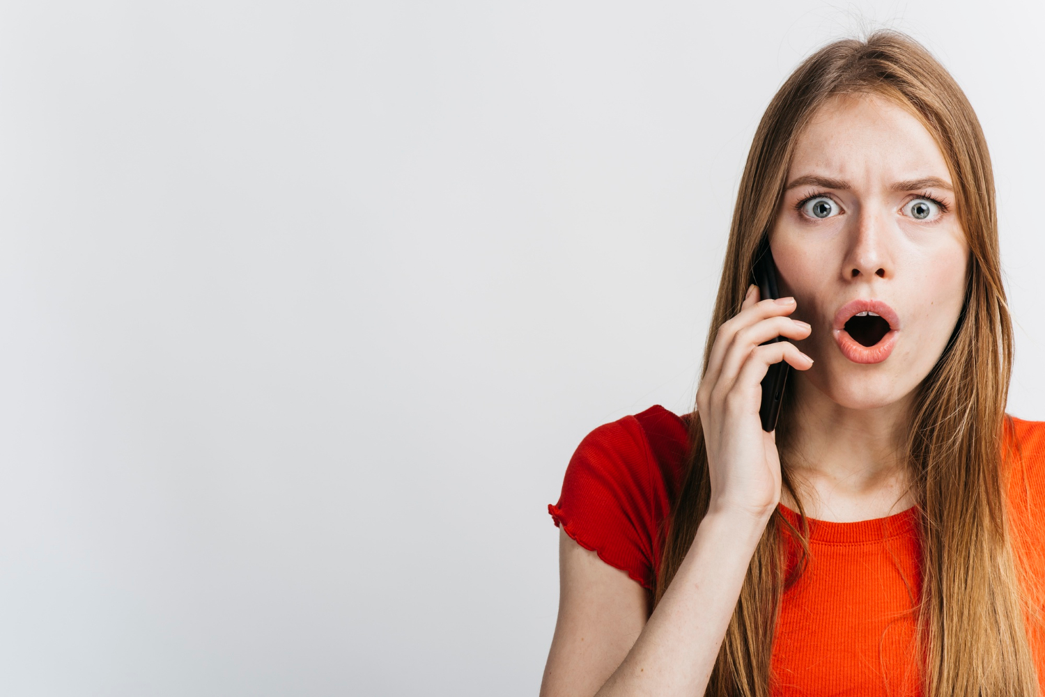 Una mujer asustada hablando por teléfono | Fuente: Freepik