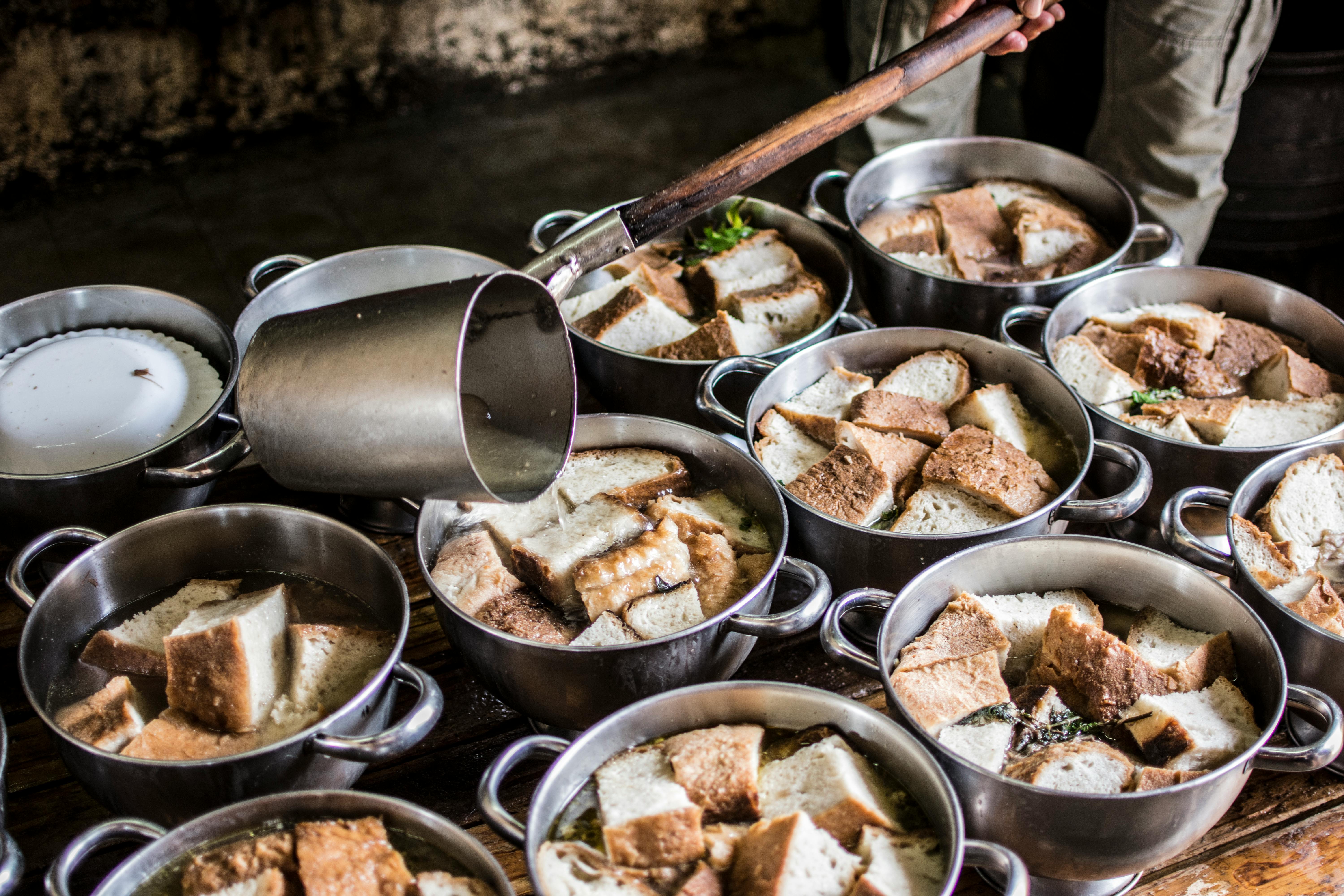 Cuencos de sopa y pan | Fuente: Pexels