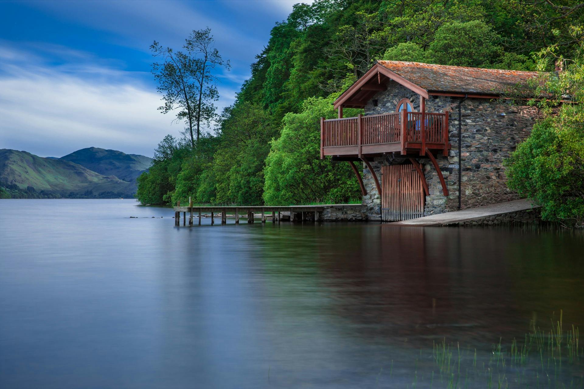 Una hermosa cabaña en un lago | Fuente: Pexels
