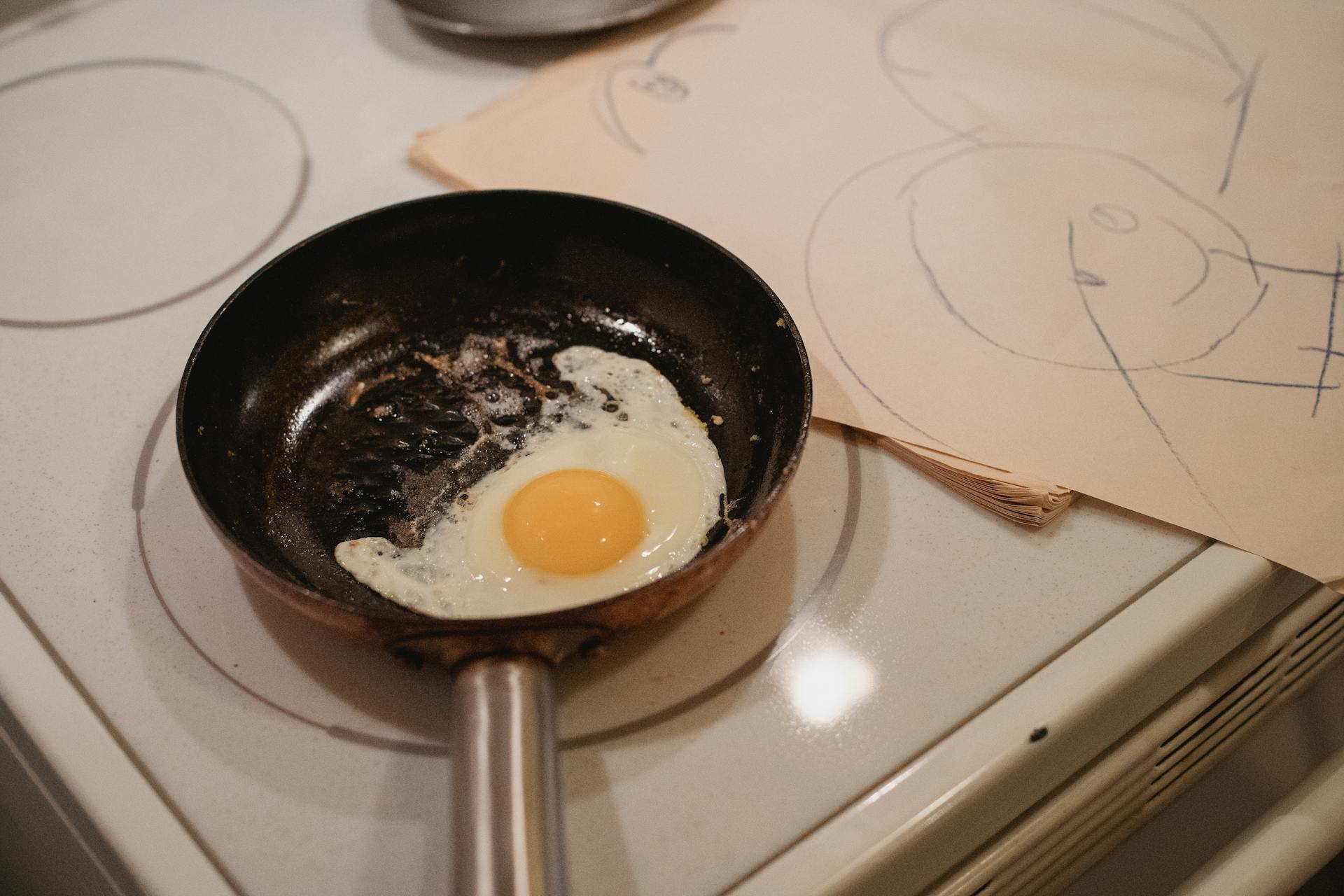 Un huevo frito en una sartén | Fuente: Pexels