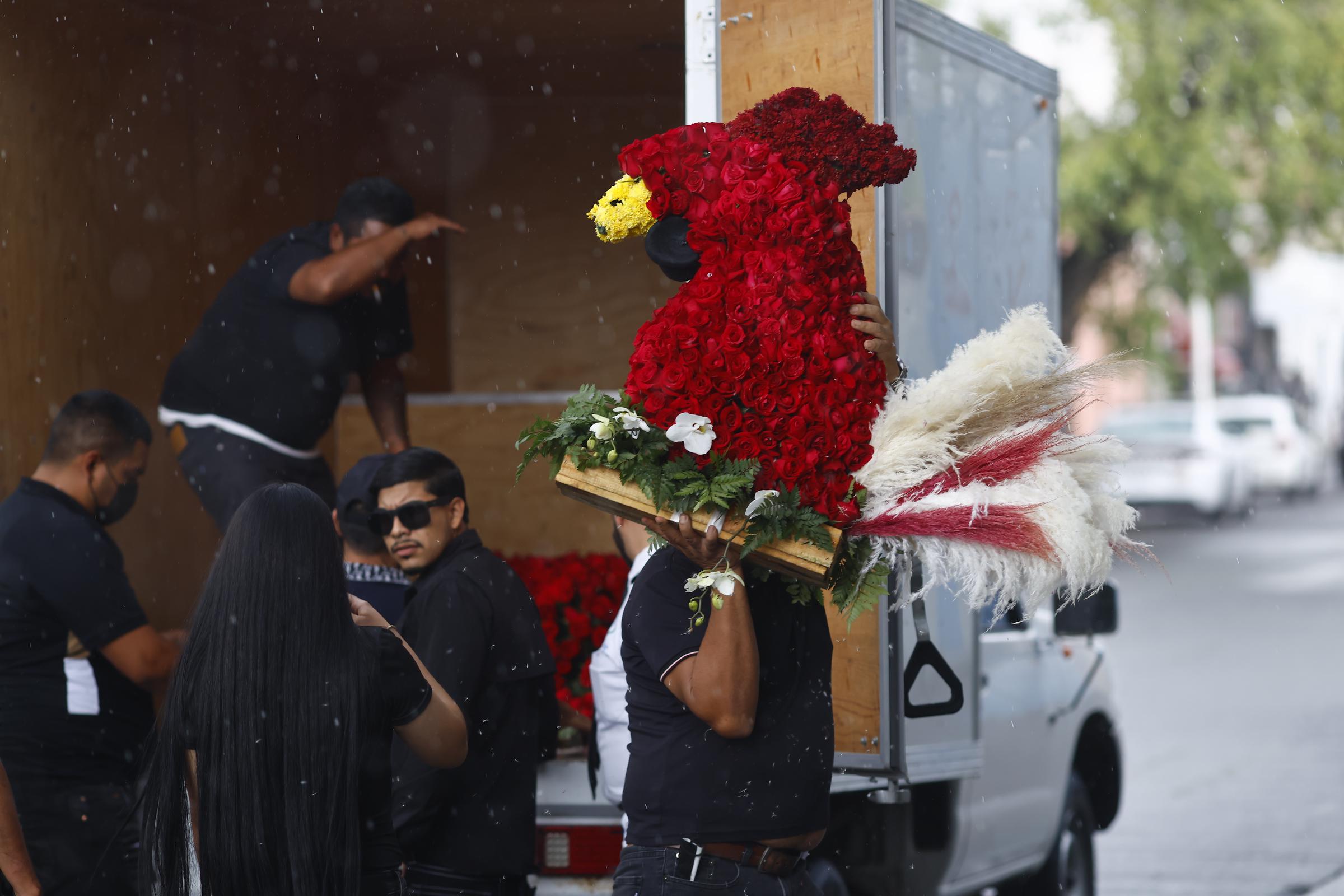 Descargan un arreglo floral en forma de gallo, afuera de la funeraria de La Paz mientras miembros del Ejército Mexicano toman medidas de seguridad cerca de la funeraria, donde se cree que se encuentra el cuerpo de Nemesio Oseguera Cervantes, líder del Cártel Jalisco Nueva Generación (CJNG) conocido como 'El Mencho', en Guadalajara, Jalisco, México, el 1 de marzo de 2026.