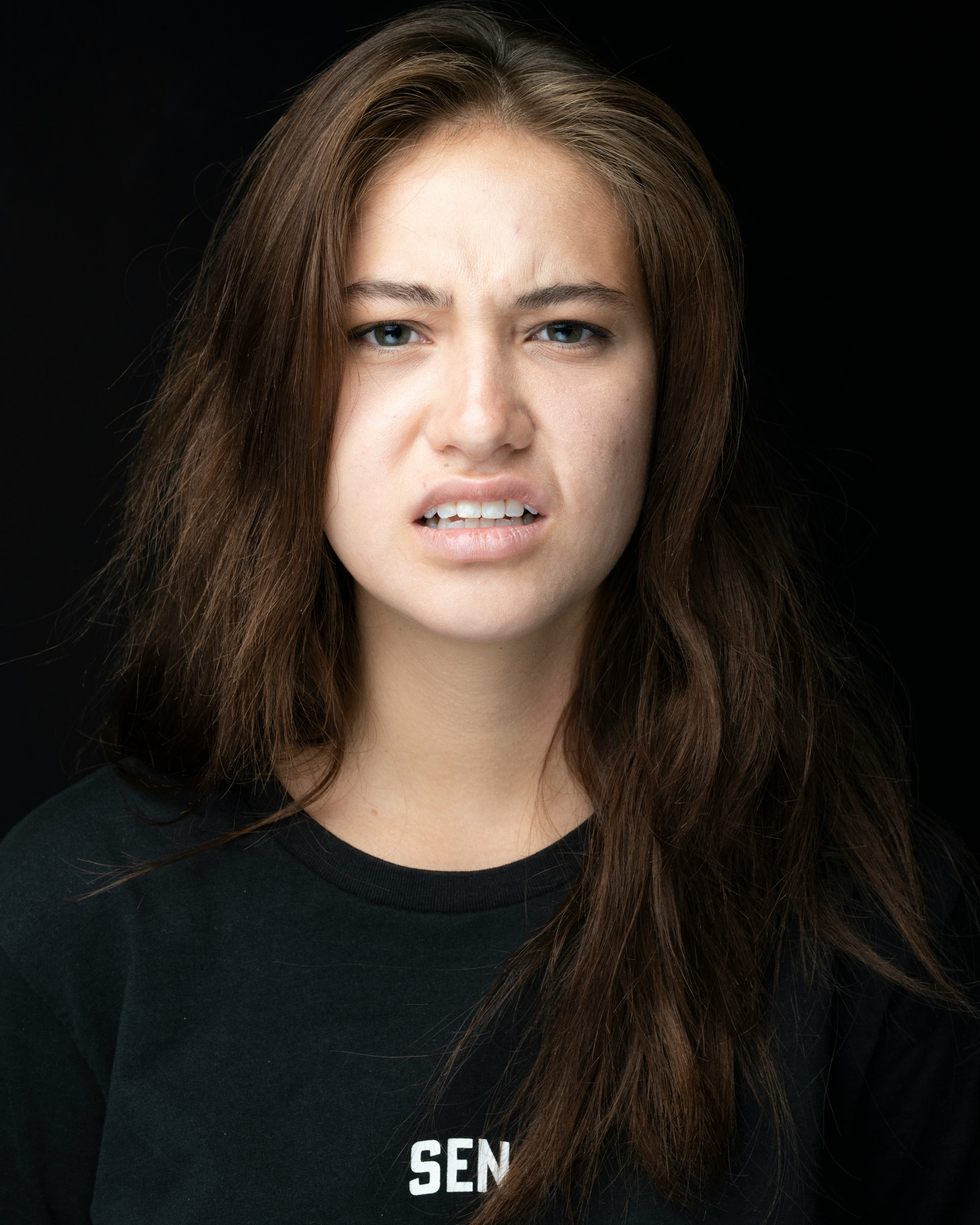 Una mujer hablando enfadada con alguien | Fuente: Unsplash