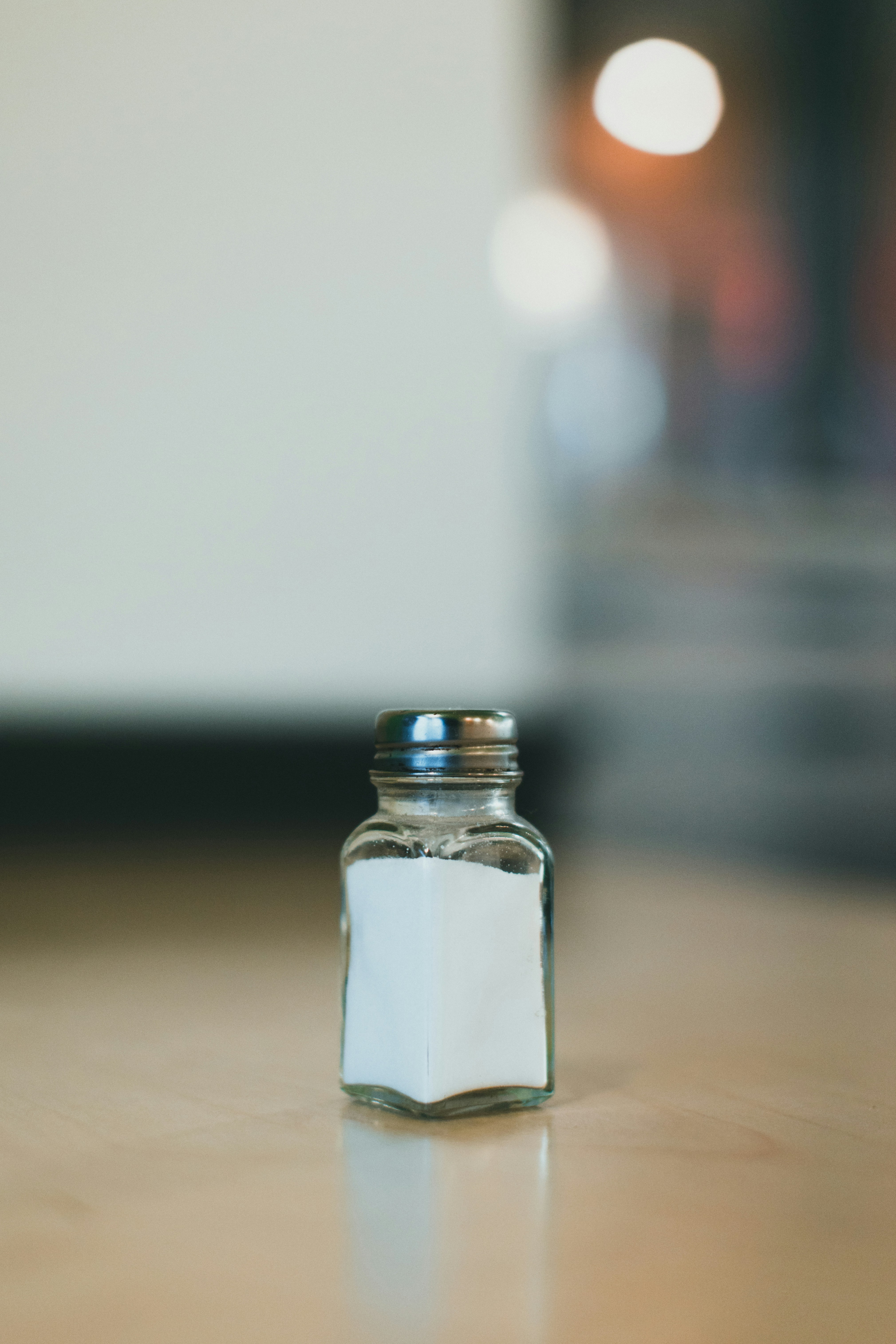 Un salero sobre una mesa | Fuente: Unsplash