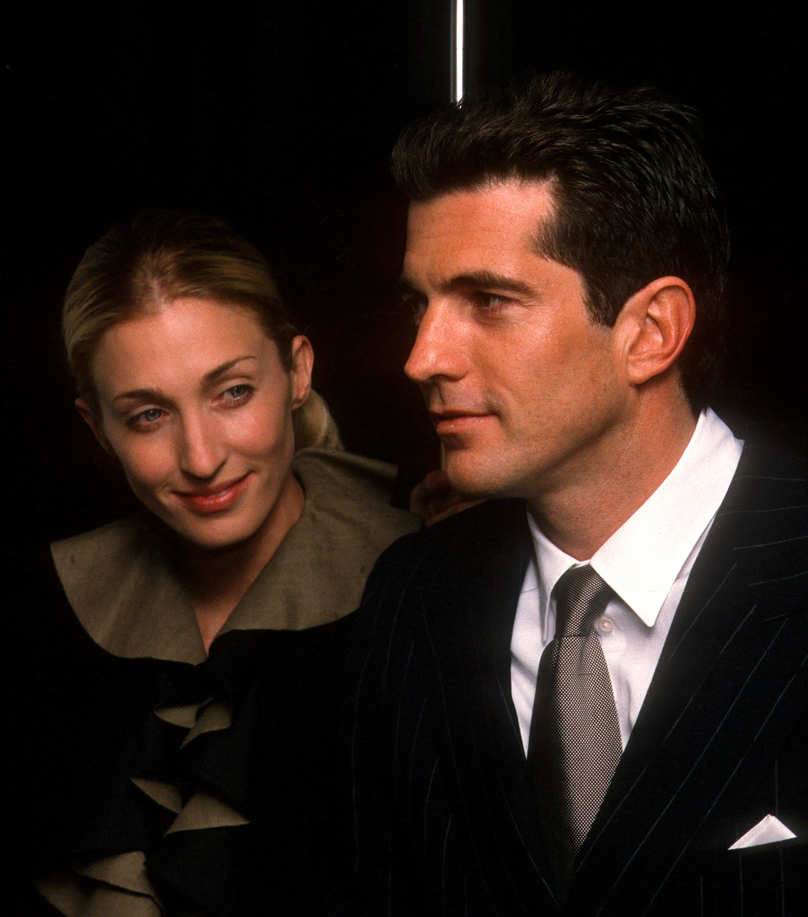 Carolyn Bessette y John F. Kennedy Jr. en los Premios George de Newman's Own en la Aduana de EE.UU. en 1999 en Nueva York | Fuente: Getty Images