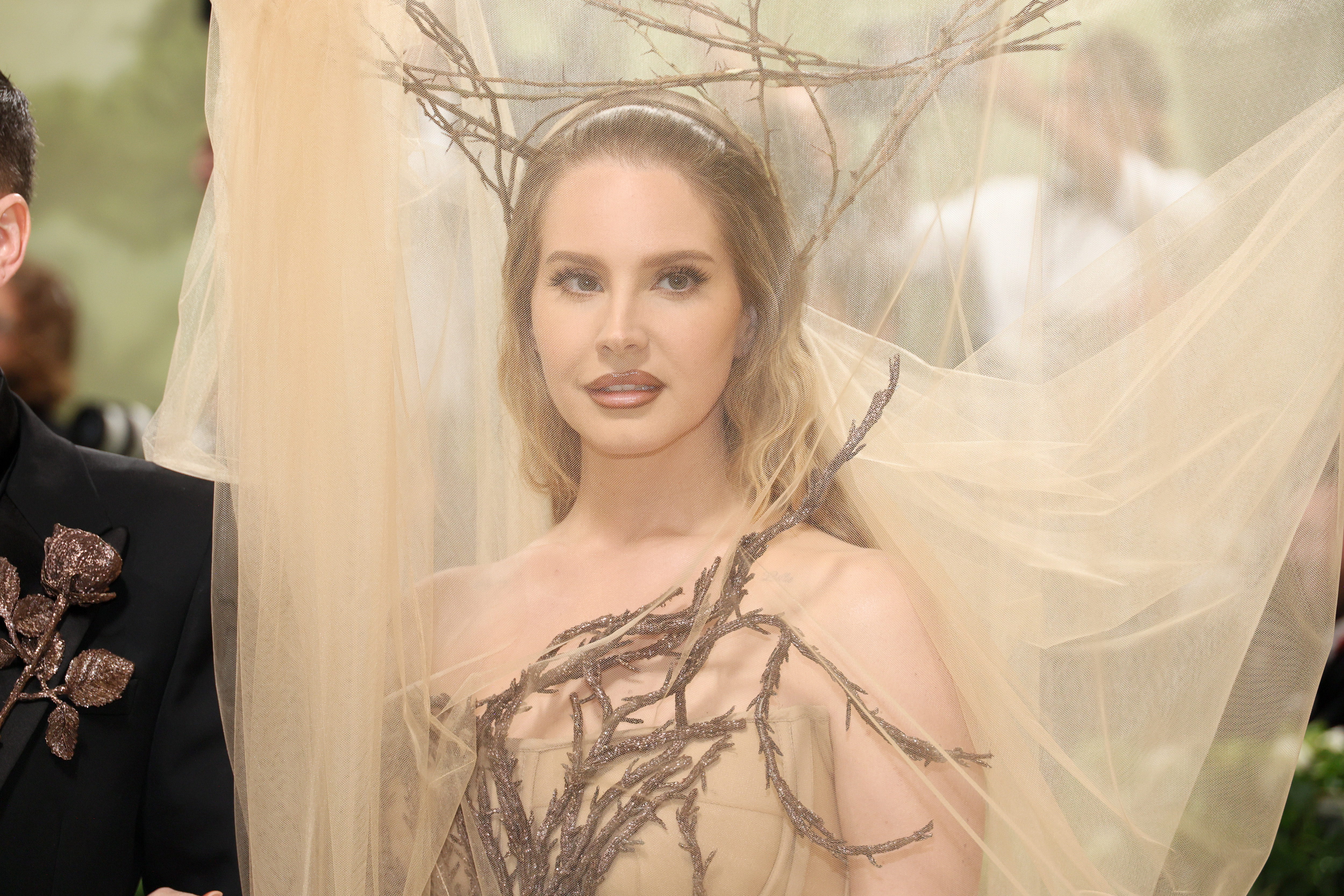 Lana Del Rey asiste a la Met Gala en celebración de "Sleeping Beauties: Reawakening Fashion" en el Museo Metropolitano de Arte el 6 de mayo de 2024, en la ciudad de Nueva York | Fuente: Getty Images
