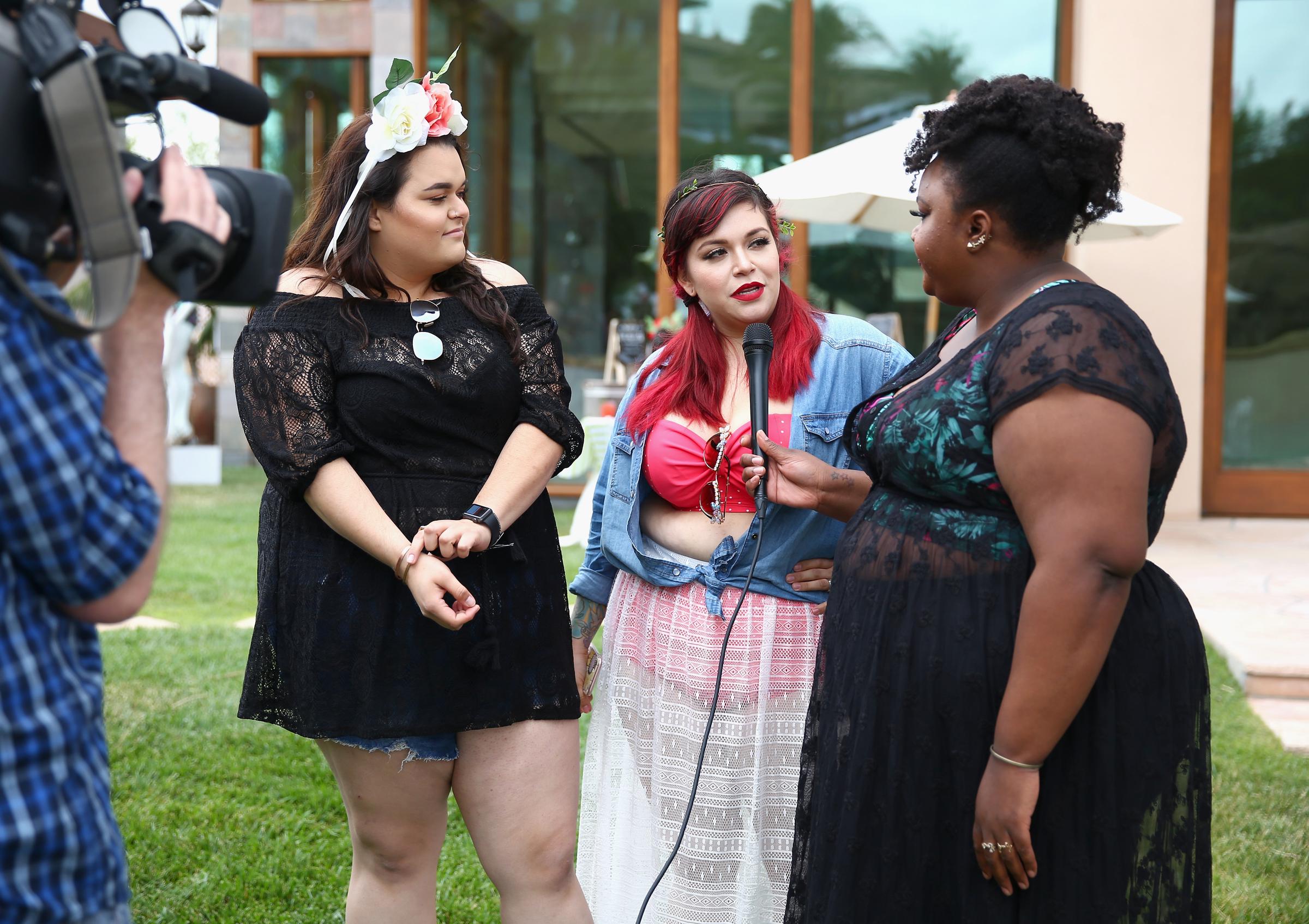 Jenicka López, Jacqie Melina Campos y Nicole Byer en la fiesta #TheseCurves Pool Party de Torrid celebrada en la mansión Monaco, en el condado de Orange, el 6 de mayo de 2017, en Orange, California. | Fuente: Getty Images
