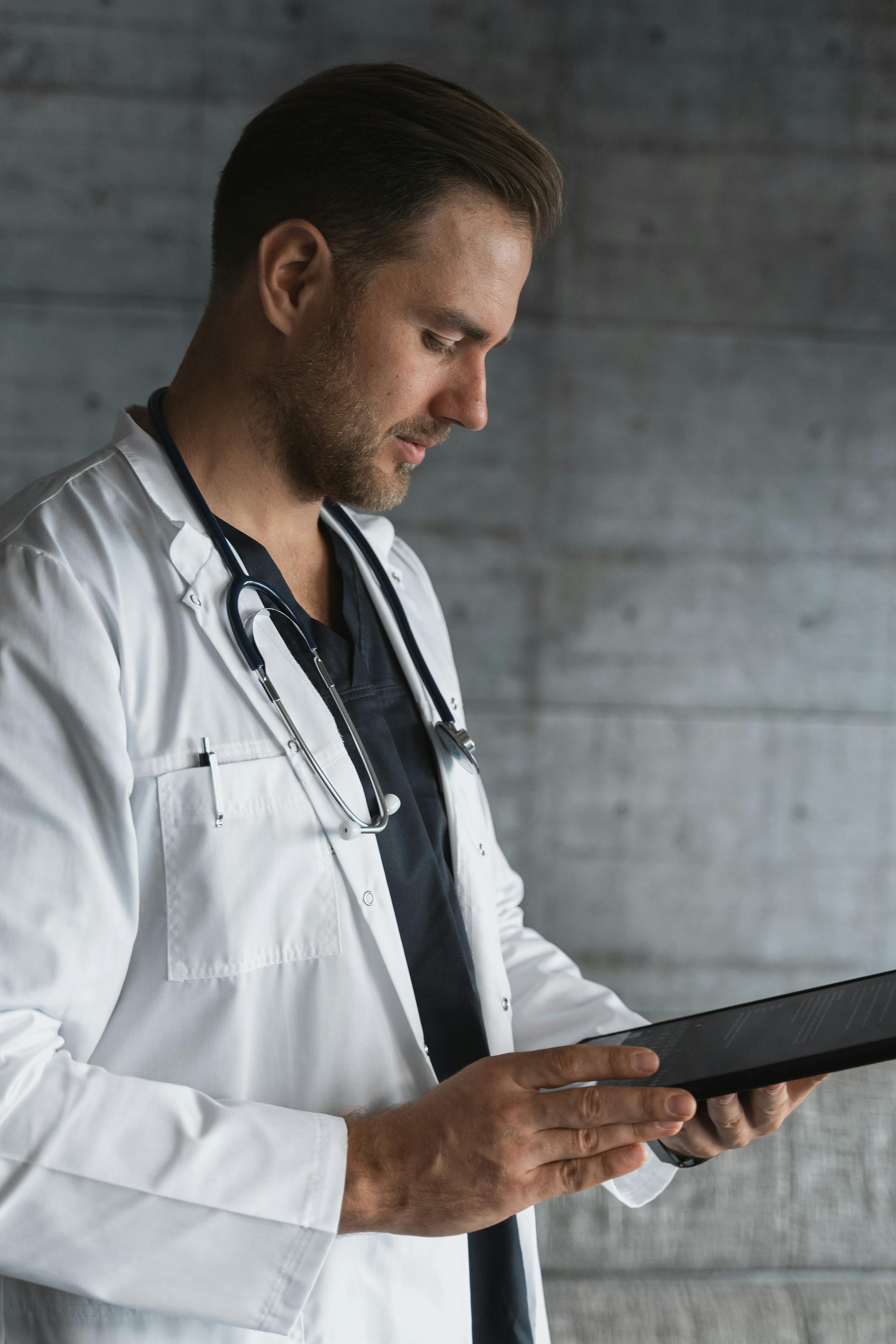 Un médico sosteniendo una tablet | Fuente: Pexels
