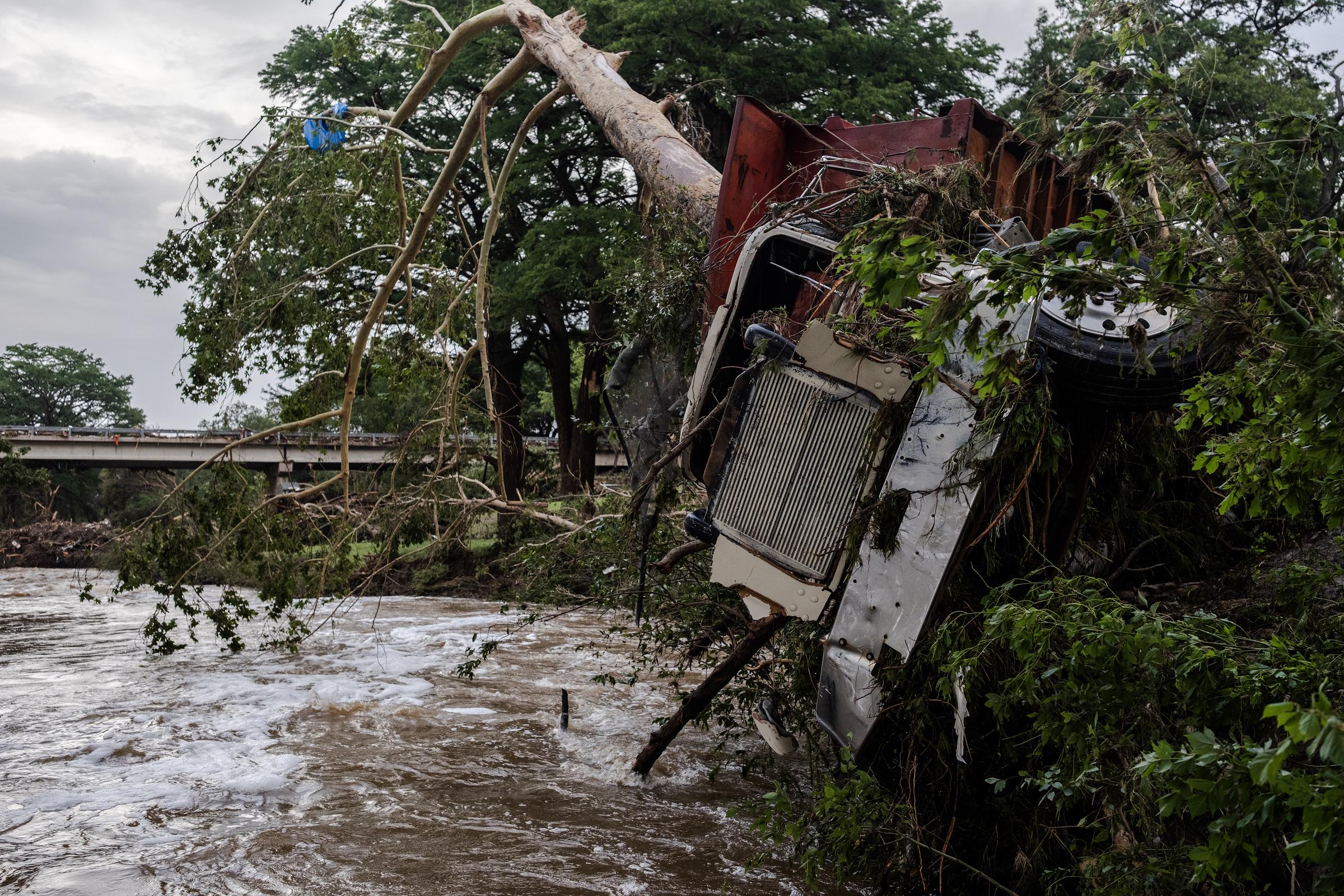 Un gran camión empalado en un árbol tras una inundación repentina en la orilla del río Guadalupe en Center Point, Texas, el 5 de julio de 2025. | Fuente: Getty Images