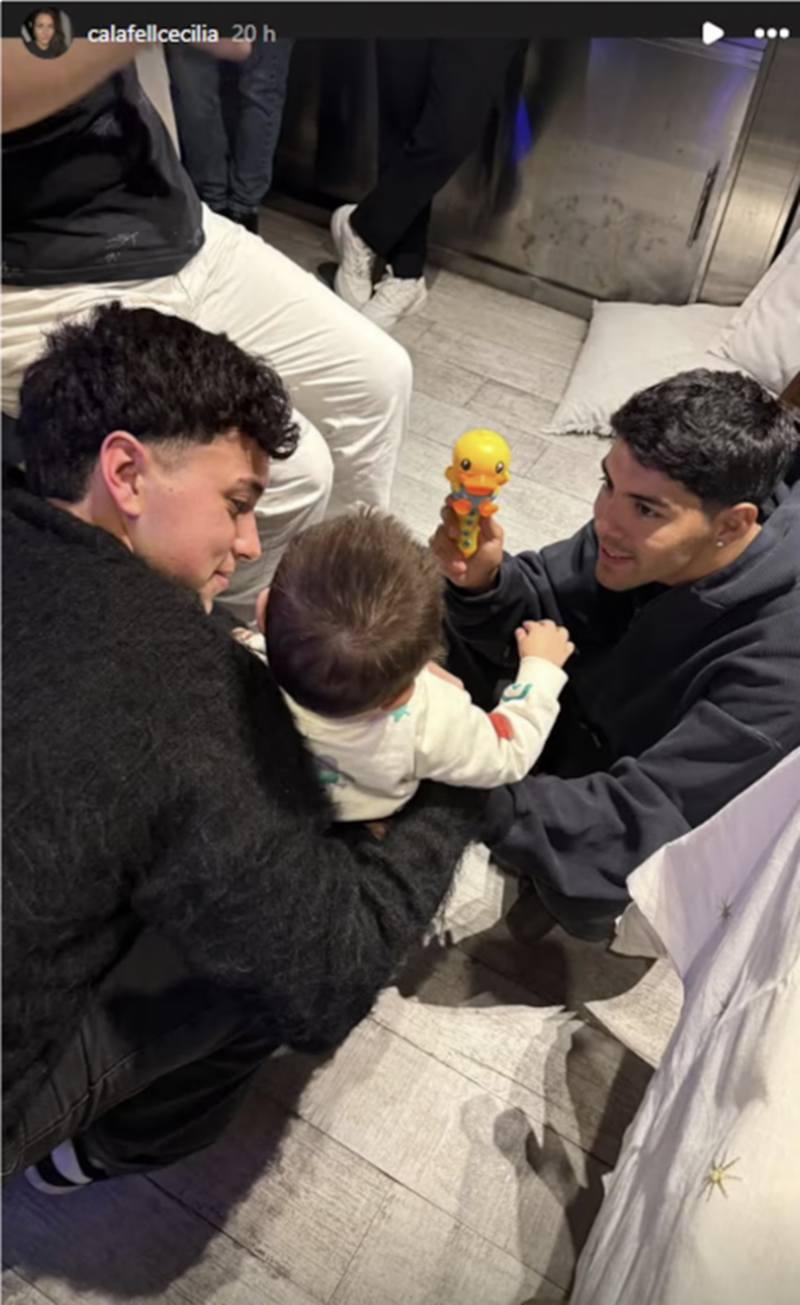 Dos jóvenes jugando con Simón, el nieto de Pablito Lescano, durante el festejo de los 18 años de su hija menor, Marita | Fuente: Instagram Stories/calafellcecilia