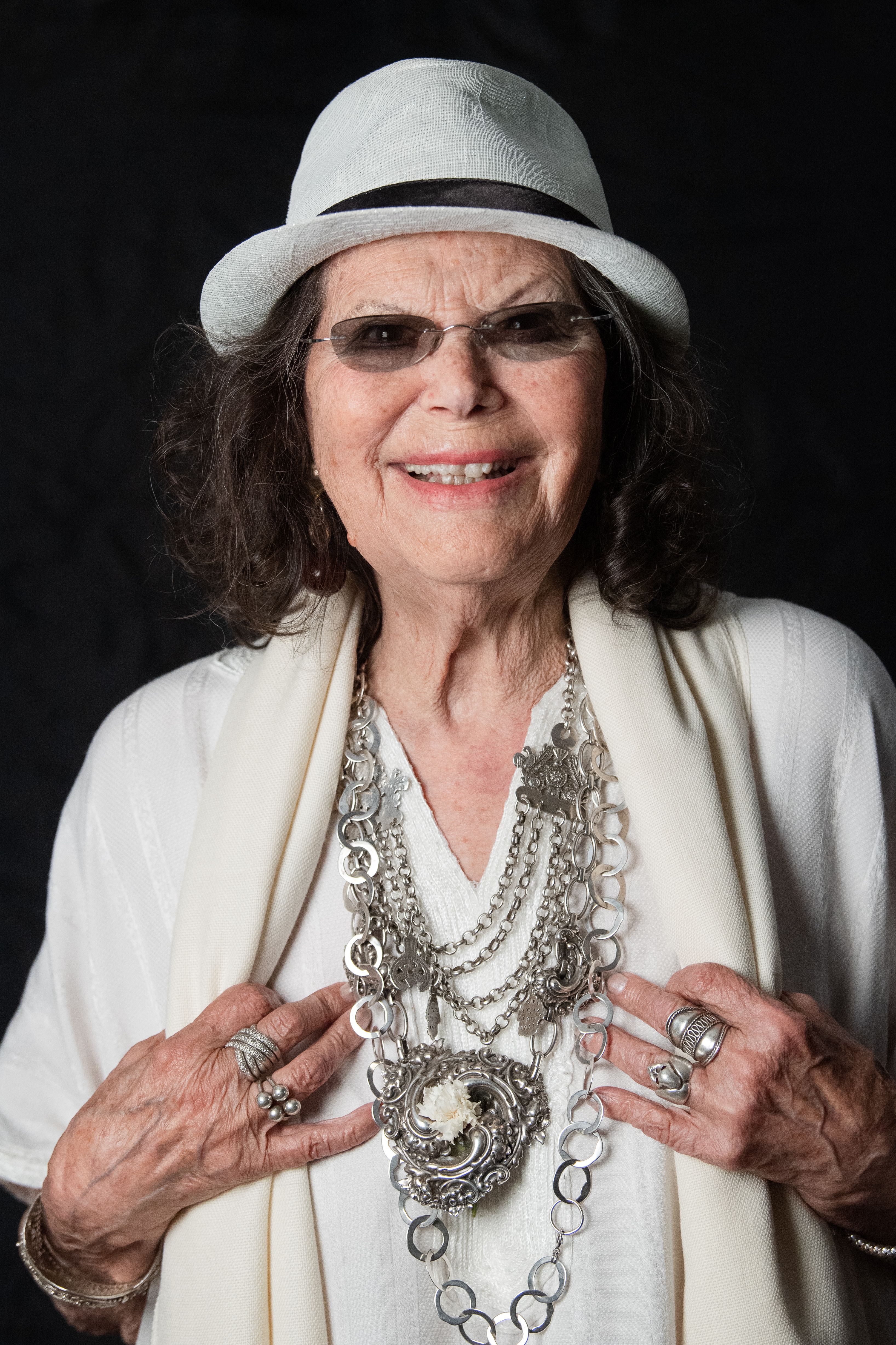 Claudia Cardinale durante una sesión fotográfica en la capital tunecina, Túnez, el 27 de mayo de 2022 | Fuente: Getty Images