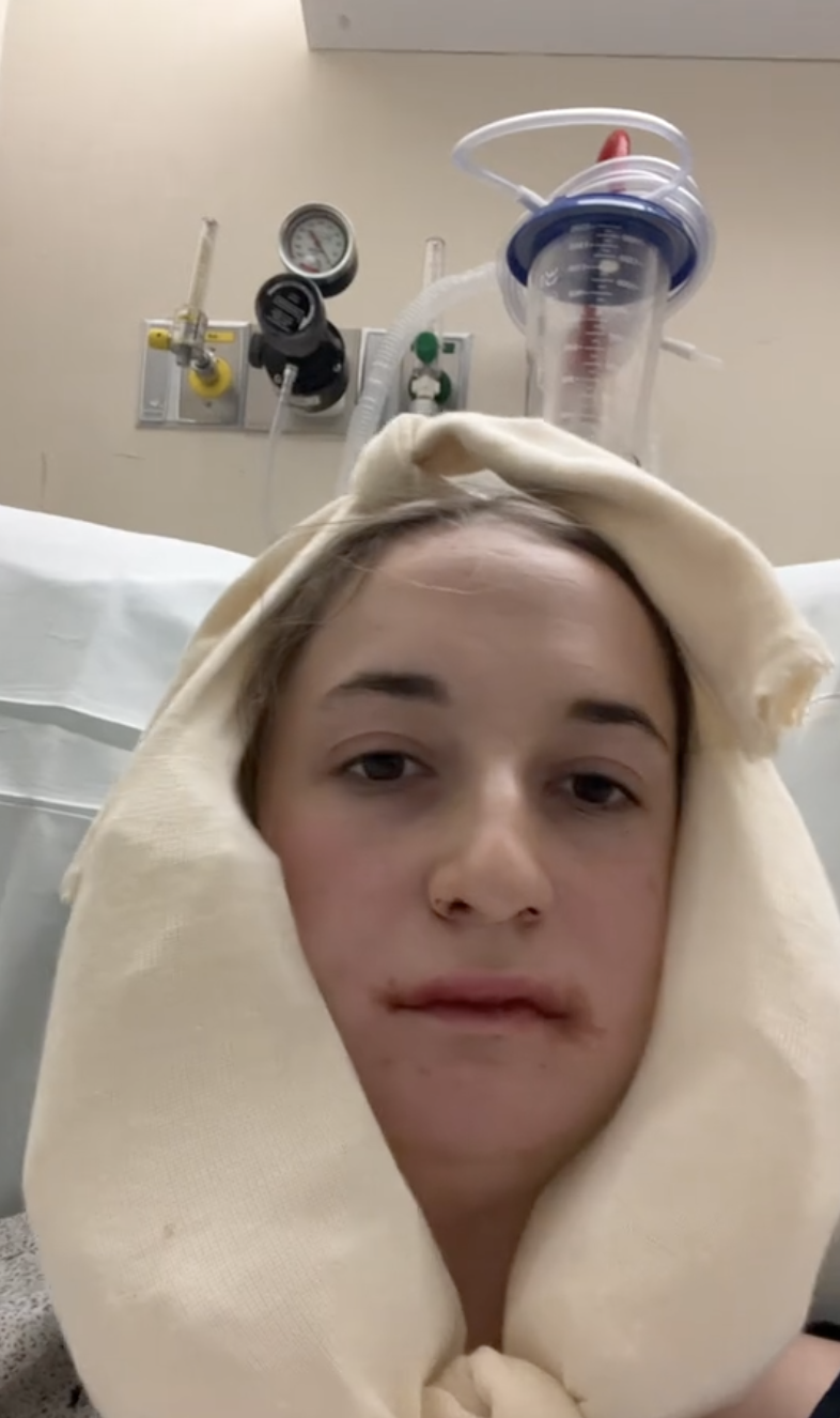 Maddie en el hospital tras someterse a una operación de doble mandíbula de un post fechado el 24 de octubre de 2023. | Fuente: TikTok/maddieakamofo