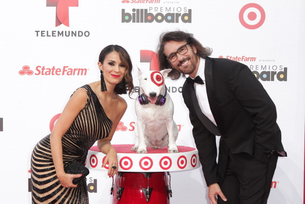 Catherine Siachoque y Miguel Varoni celebran junto a Bullseye, la querida mascota bull terrier de Target, en los Billboard Latin Music Awards 2013 en el BankUnited Center el 25 de abril de 2013 en Miami, Florida | Fuente: Getty Images