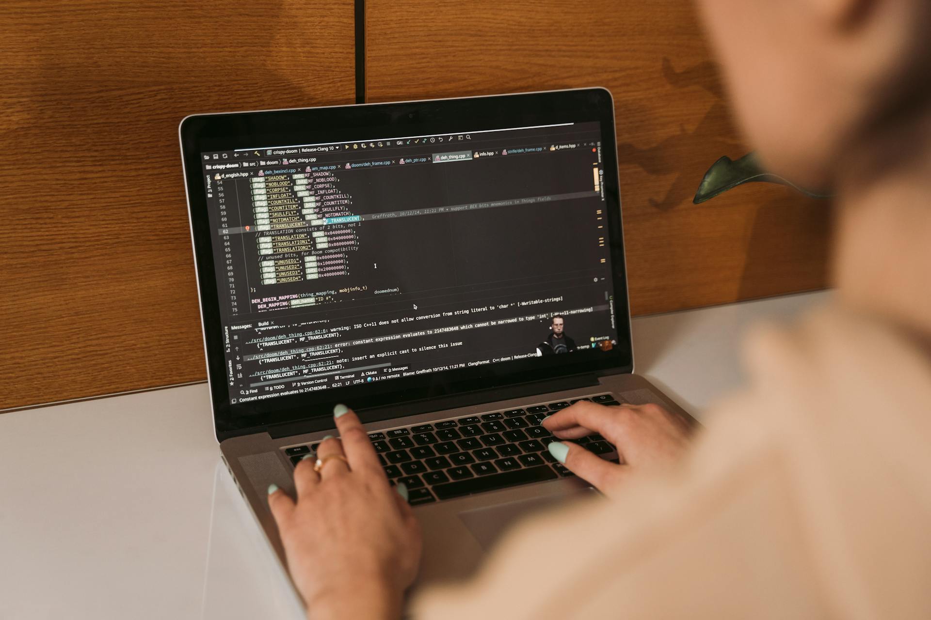 Una mujer utilizando un ordenador portátil | Fuente: Pexels