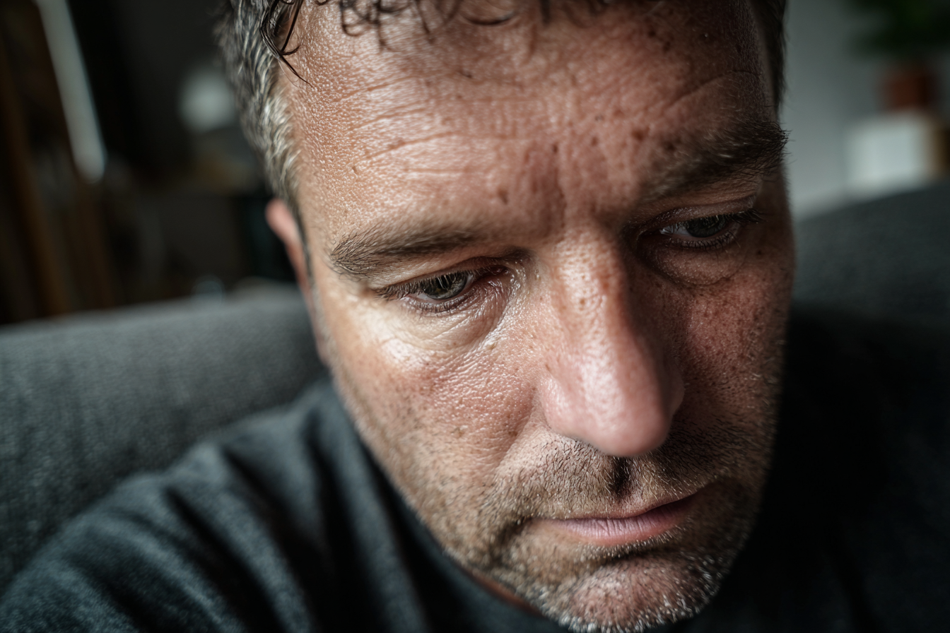 Un hombre mirando hacia abajo | Fuente: Pexels