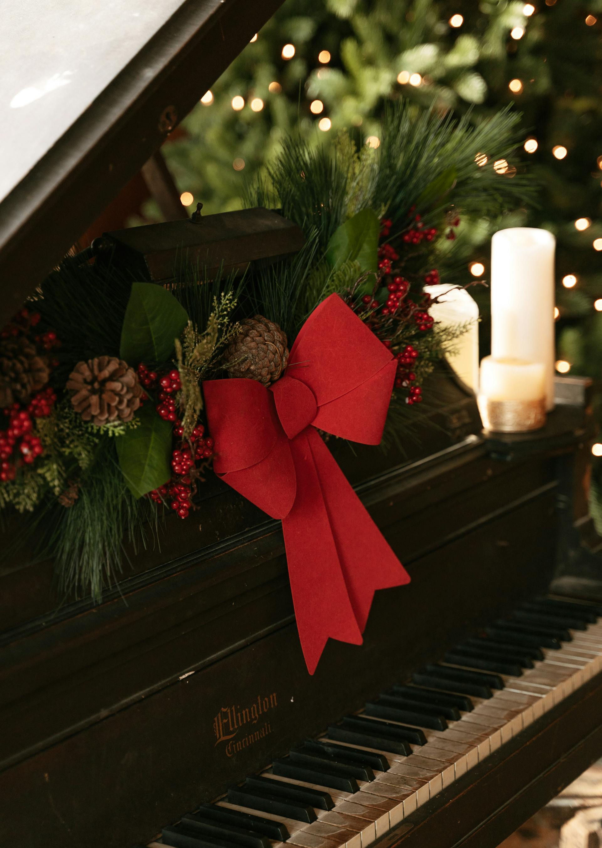 Elegante decoración navideña sobre un piano de cola | Fuente: Pexels