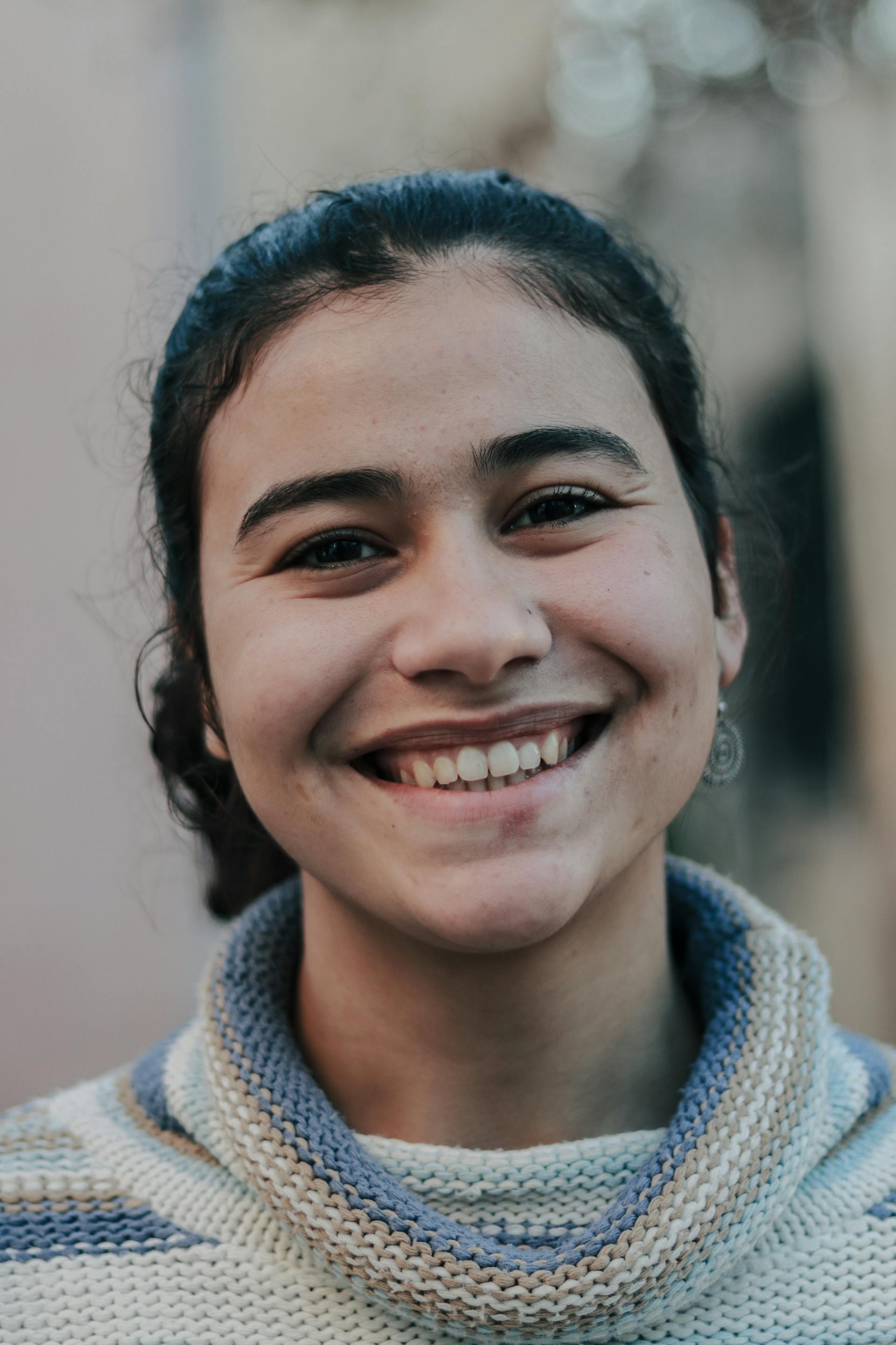 Una mujer sonriendo | Fuente: Pexels