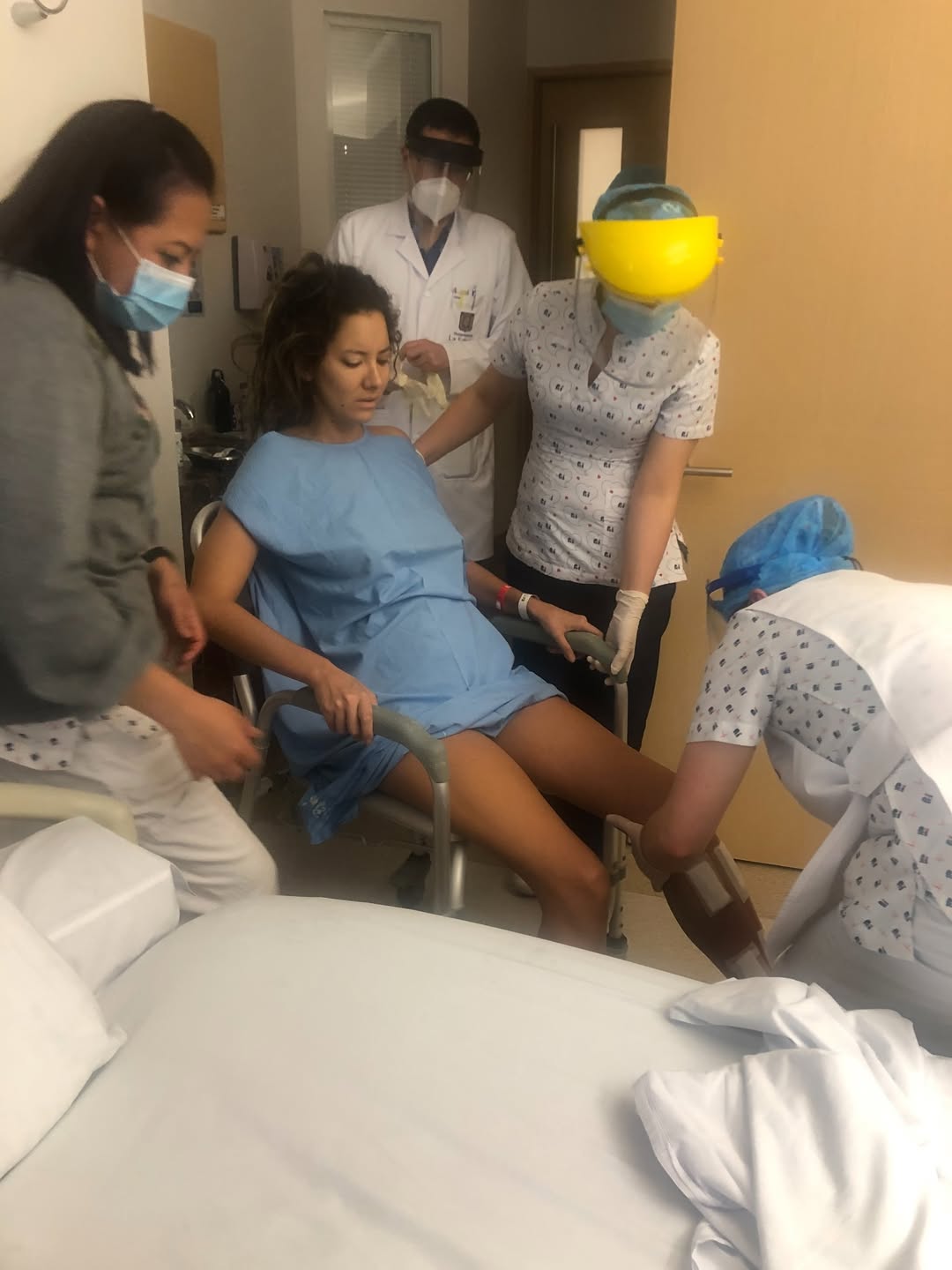 Daniela Álvarez recibe atención médica antes de la amputación | Fuente: Instagram/danielaalvareztv