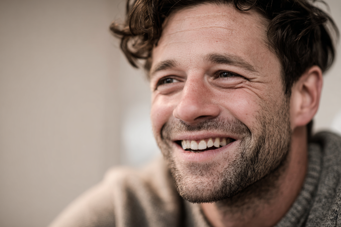 Un hombre sonriendo | Fuente: Midjourney