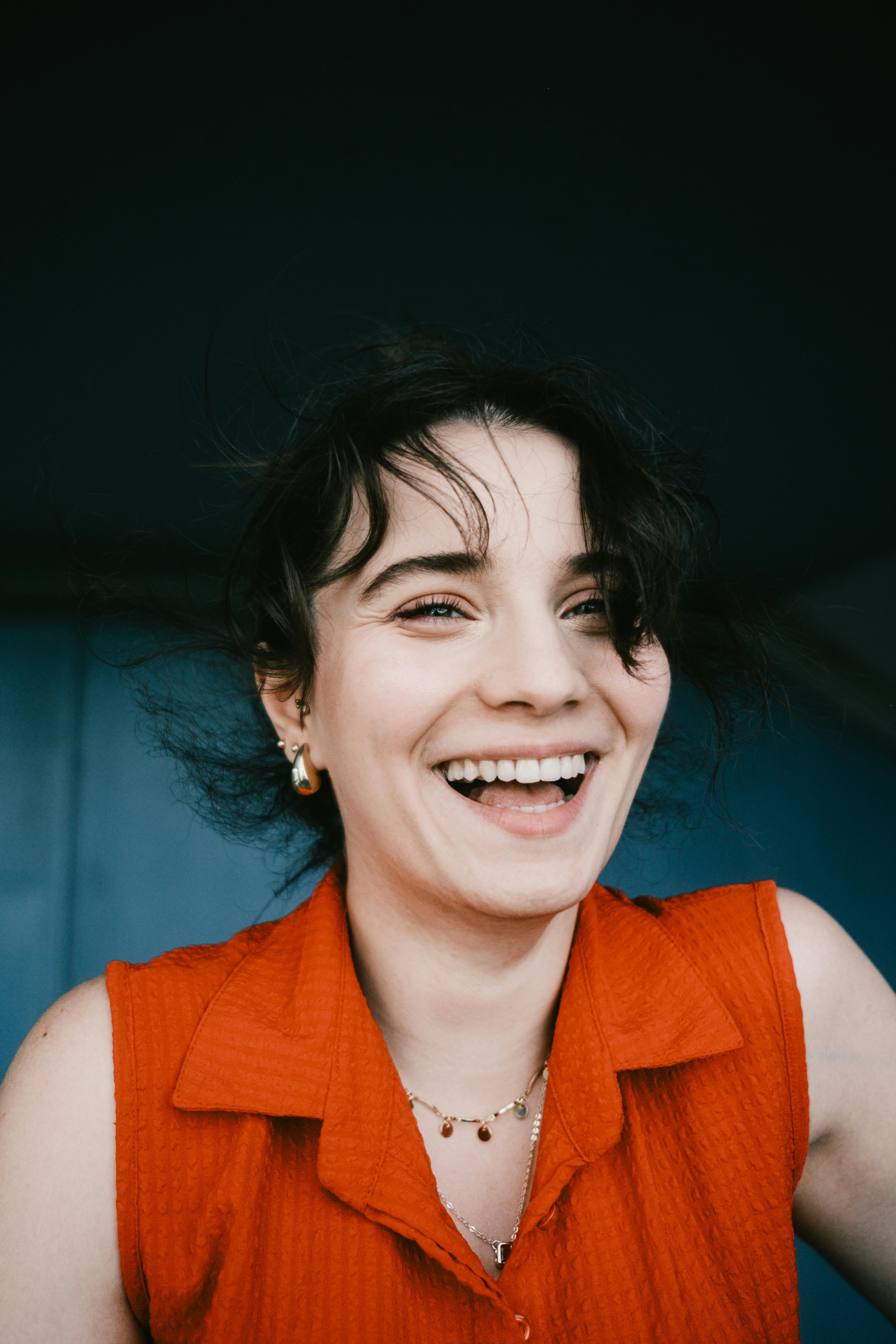 Una mujer feliz y contenta | Fuente: Pexels