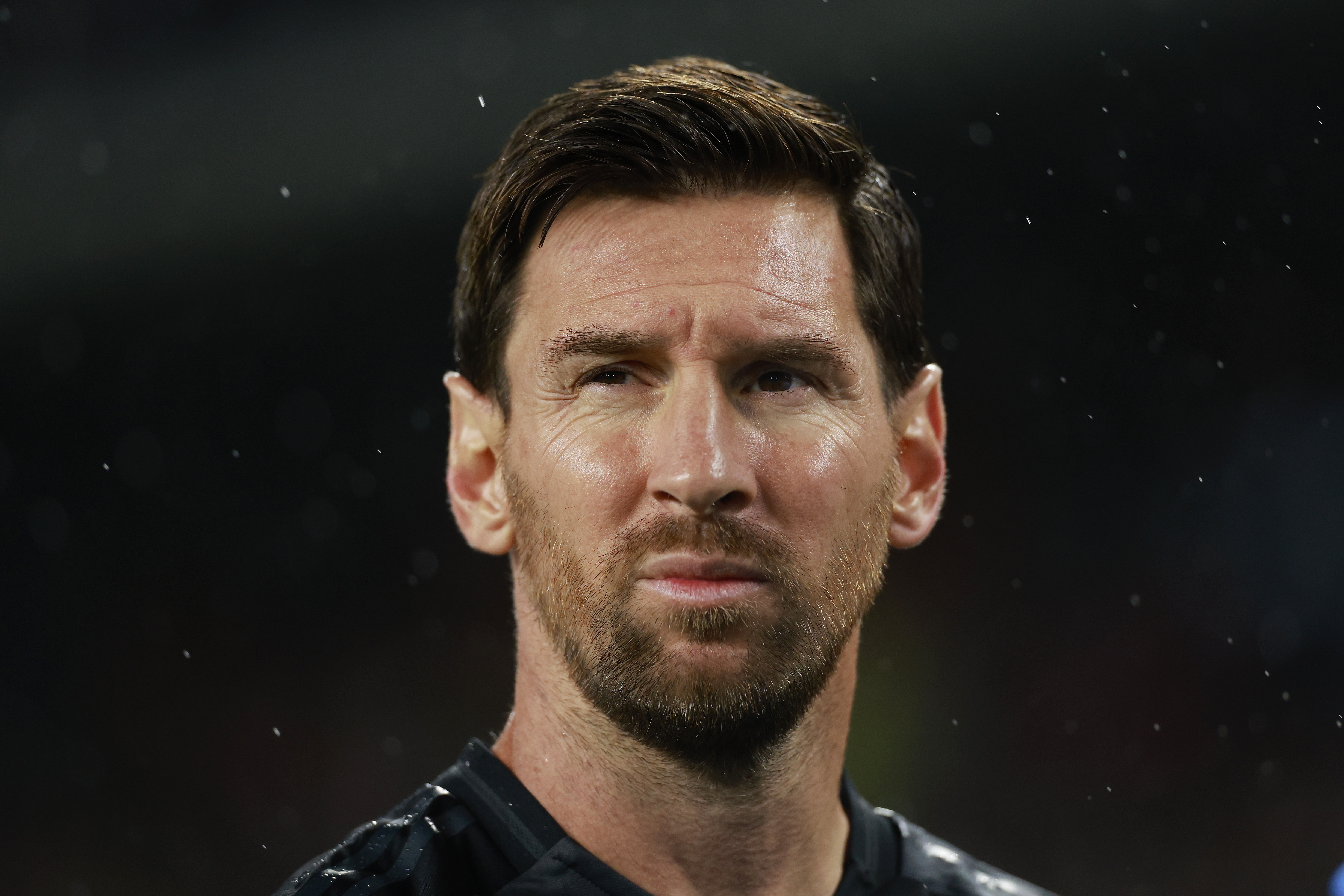 Lionel Messi, número 10 del Inter Miami, observa antes del partido contra el Nashville SC en el GEODIS Park el 1 de noviembre de 2025 en Nashville, Tennessee.