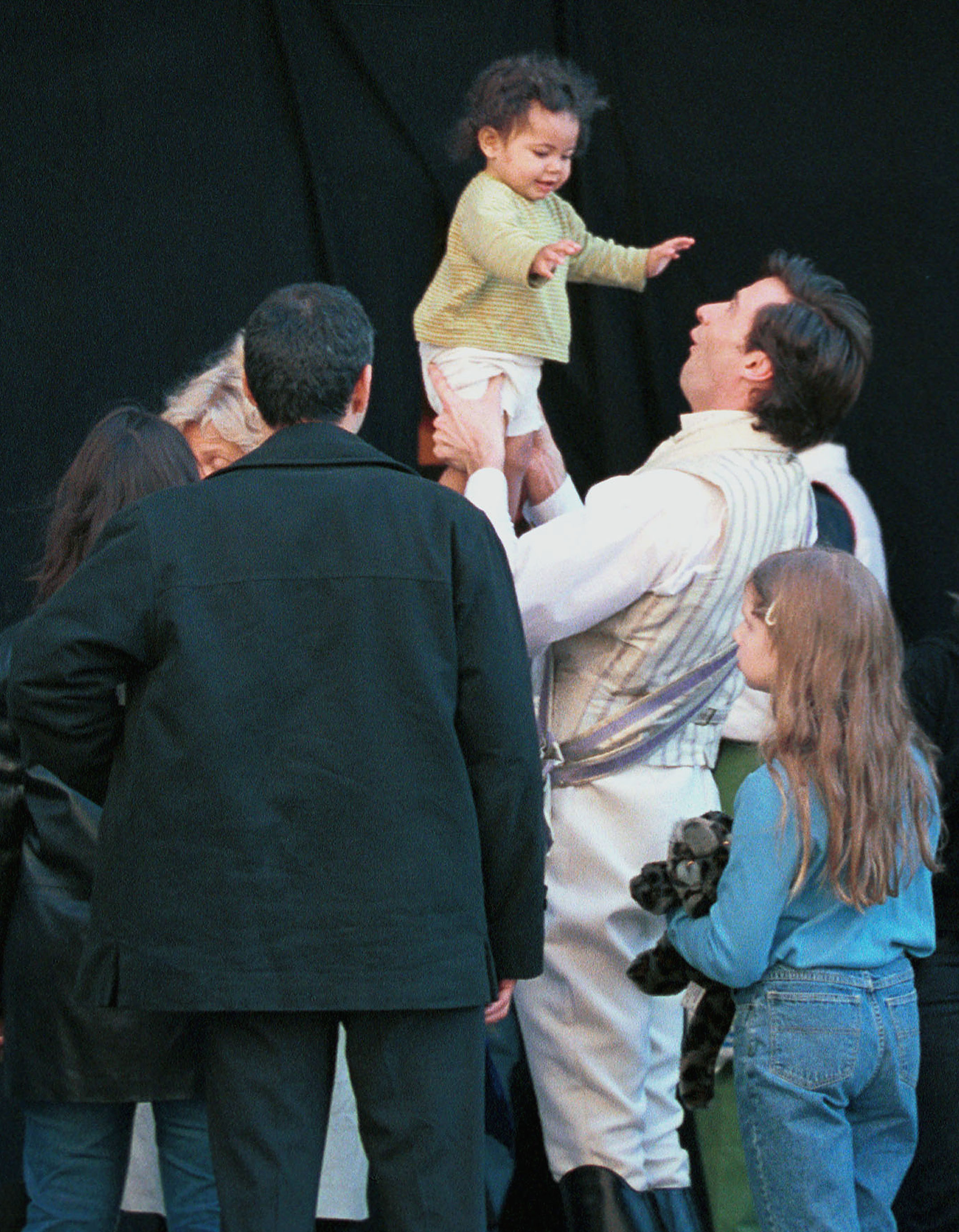 Hugh Jackman juega con Oscar Maximilian en el set de rodaje de "Kate y Leopold" en la ciudad de Nueva York el 5 de abril de 2001 | Fuente: Getty Images