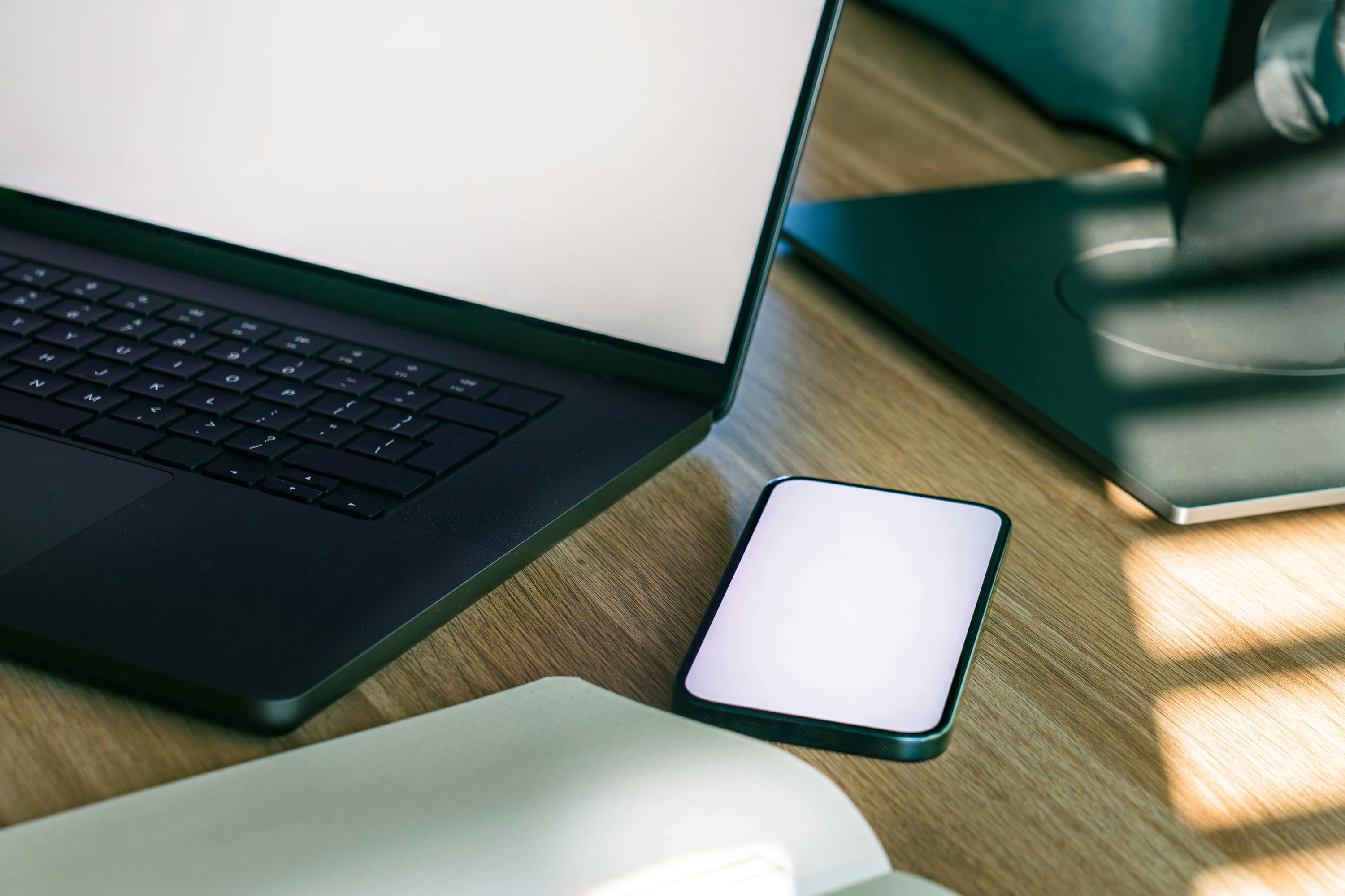 Un móvil sobre una mesa | Fuente: Pexels