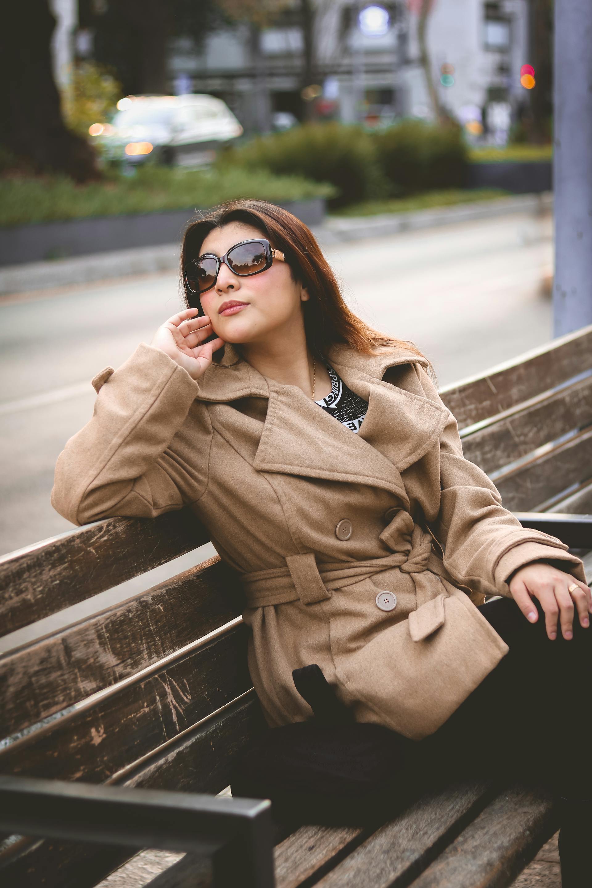 Una mujer sentada en un banco mirando algo | Fuente: Pexels