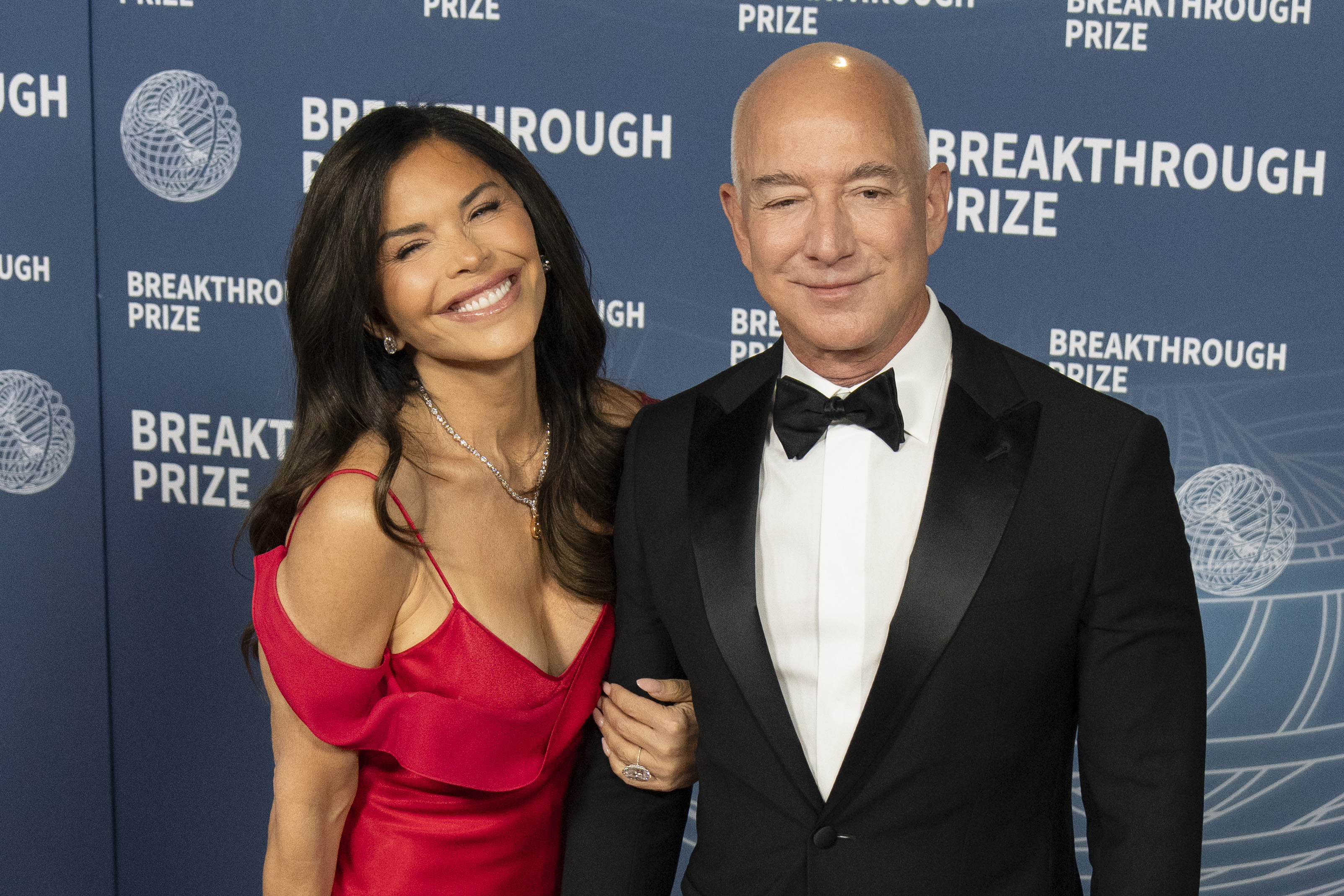Lauren Sanchez sonríe junto a Jeff Bezos a su llegada a la ceremonia del premio Breakthrough 2025 celebrada en el Barker Hangar el 5 de abril de 2025, en Santa Mónica, California | Fuente: Getty Images