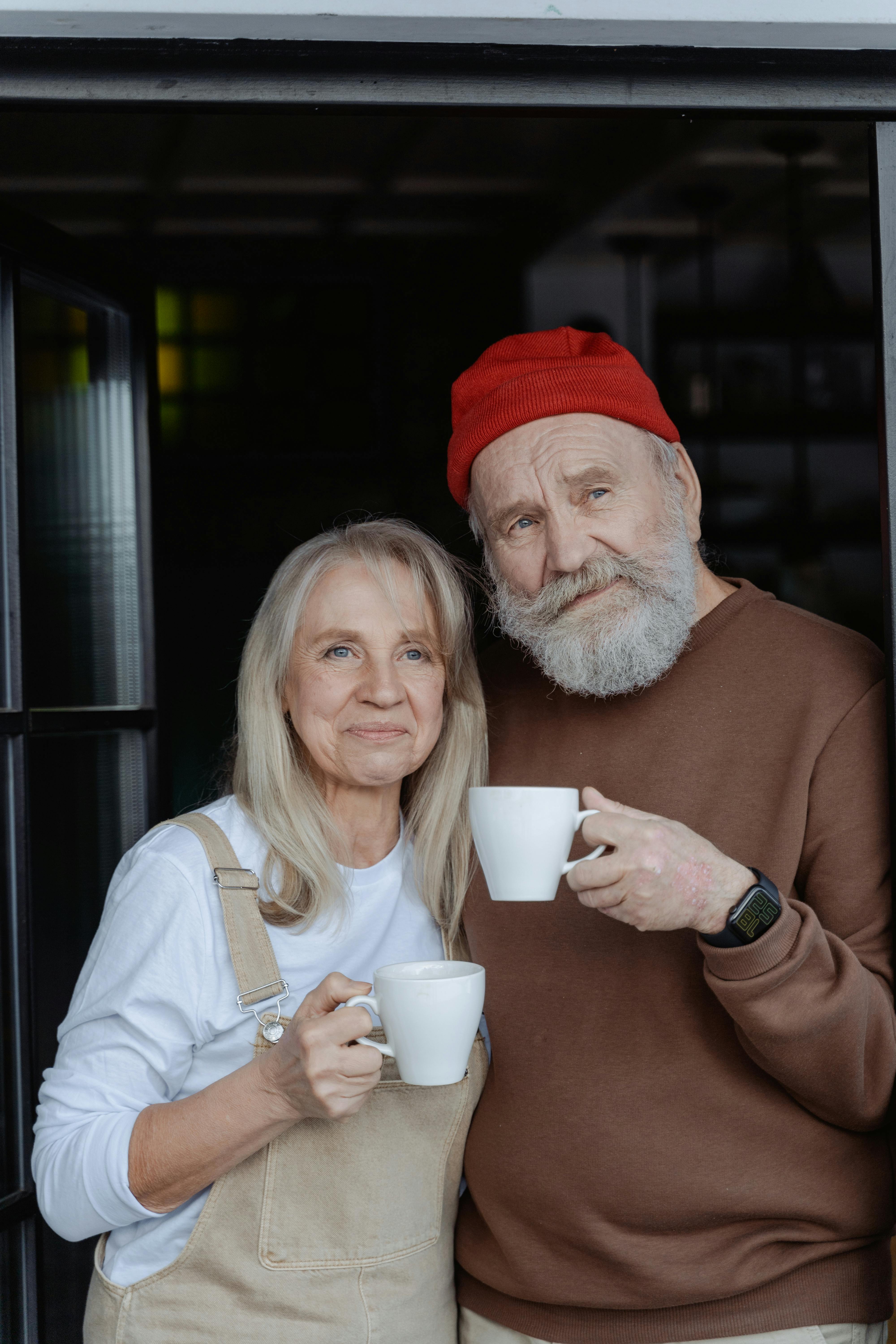 Una pareja sosteniendo tazas de café | Fuente: Pexels