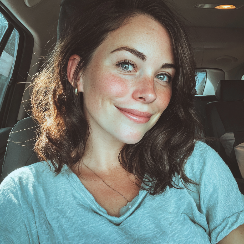 Una mujer sonriente sentada en un automóvil | Fuente: Midjourney