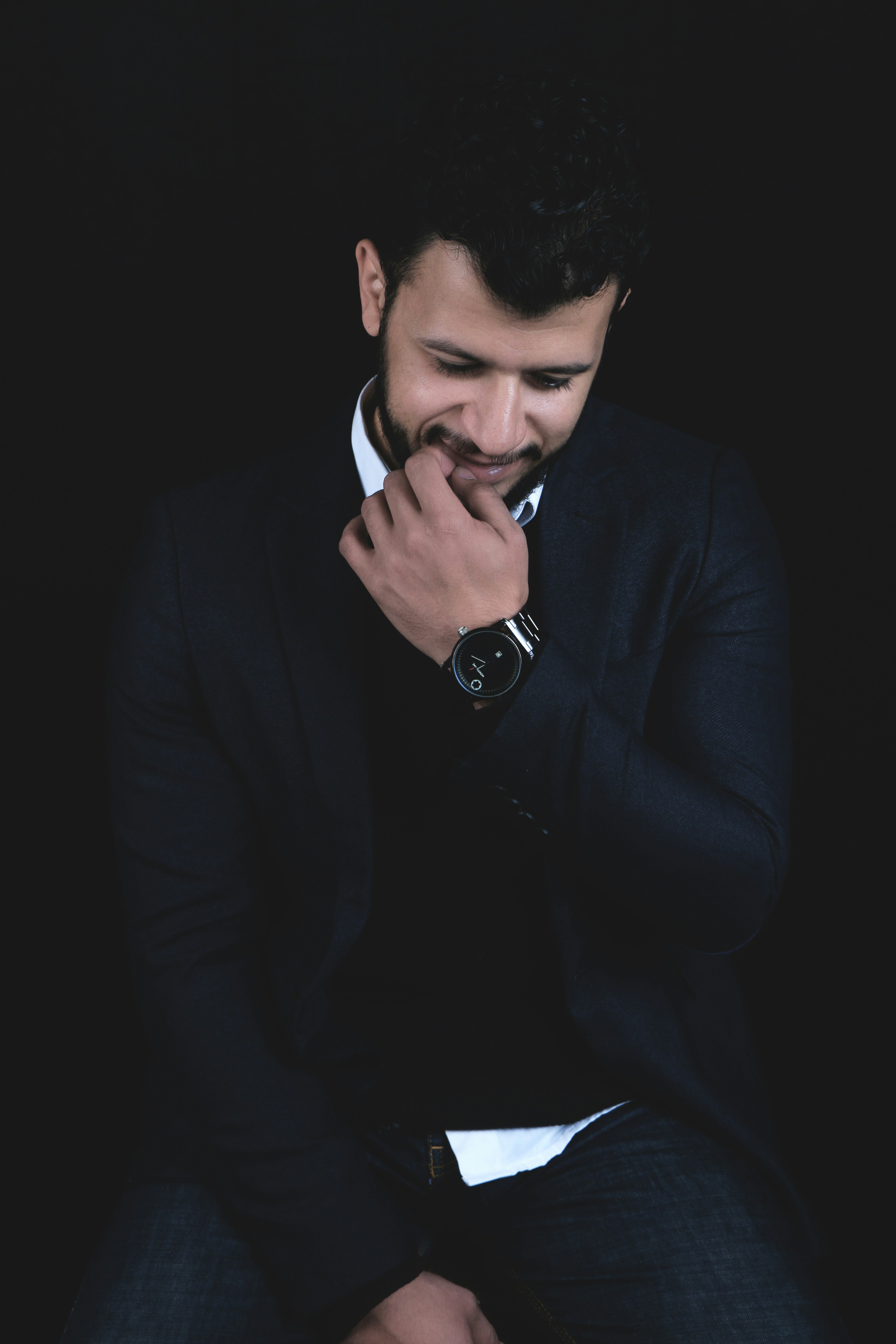 Hombre mirando hacia abajo | Fuente: Unsplash
