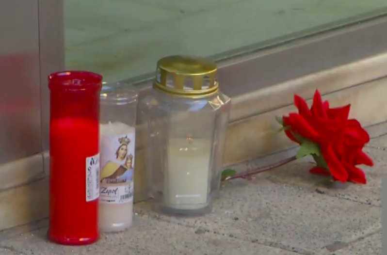 Velas y una flor frente a la tienda de Felipe. | Foto: x.com/la7tele