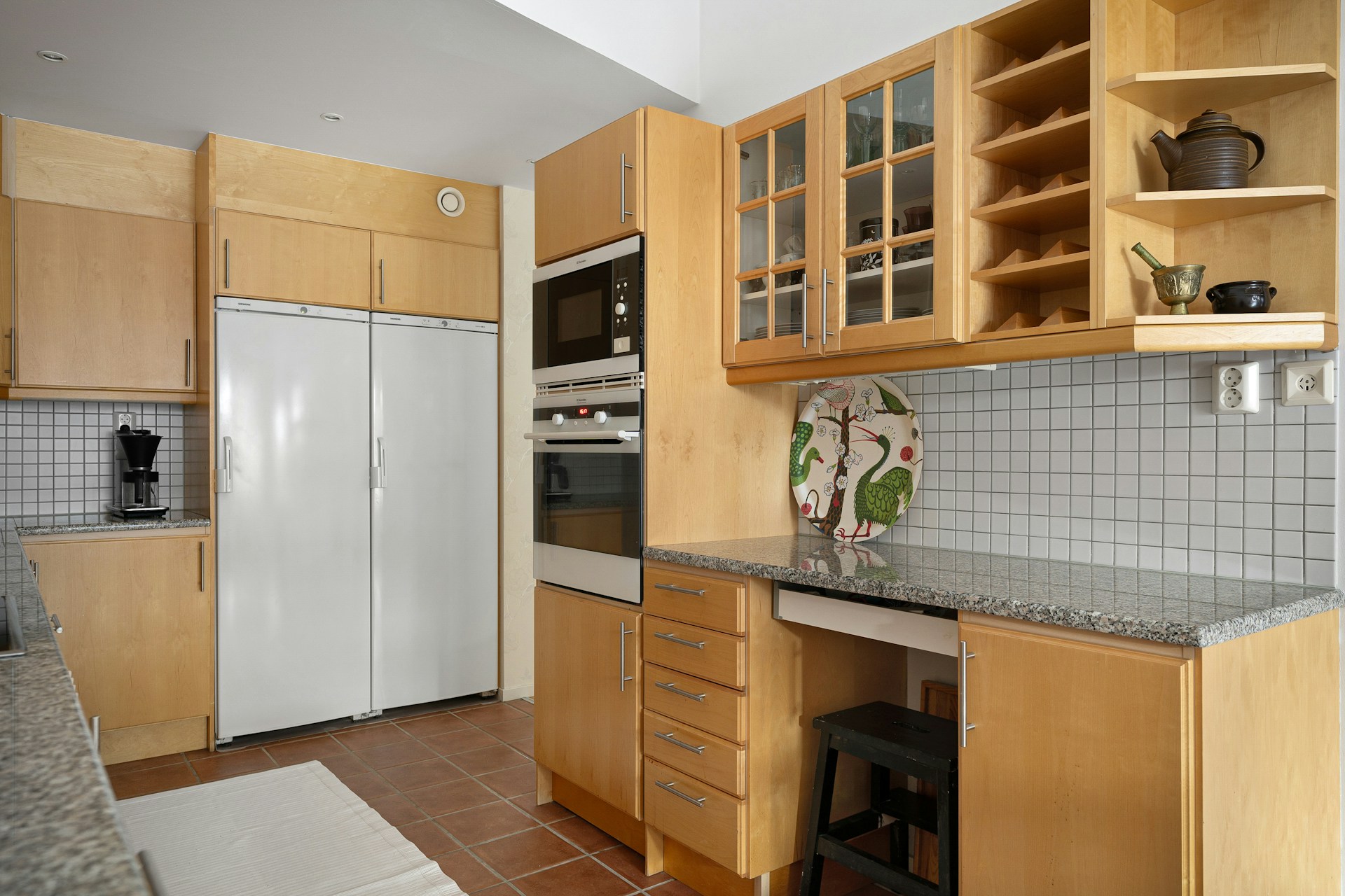 Una cocina con armarios beige | Fuente: Unsplash