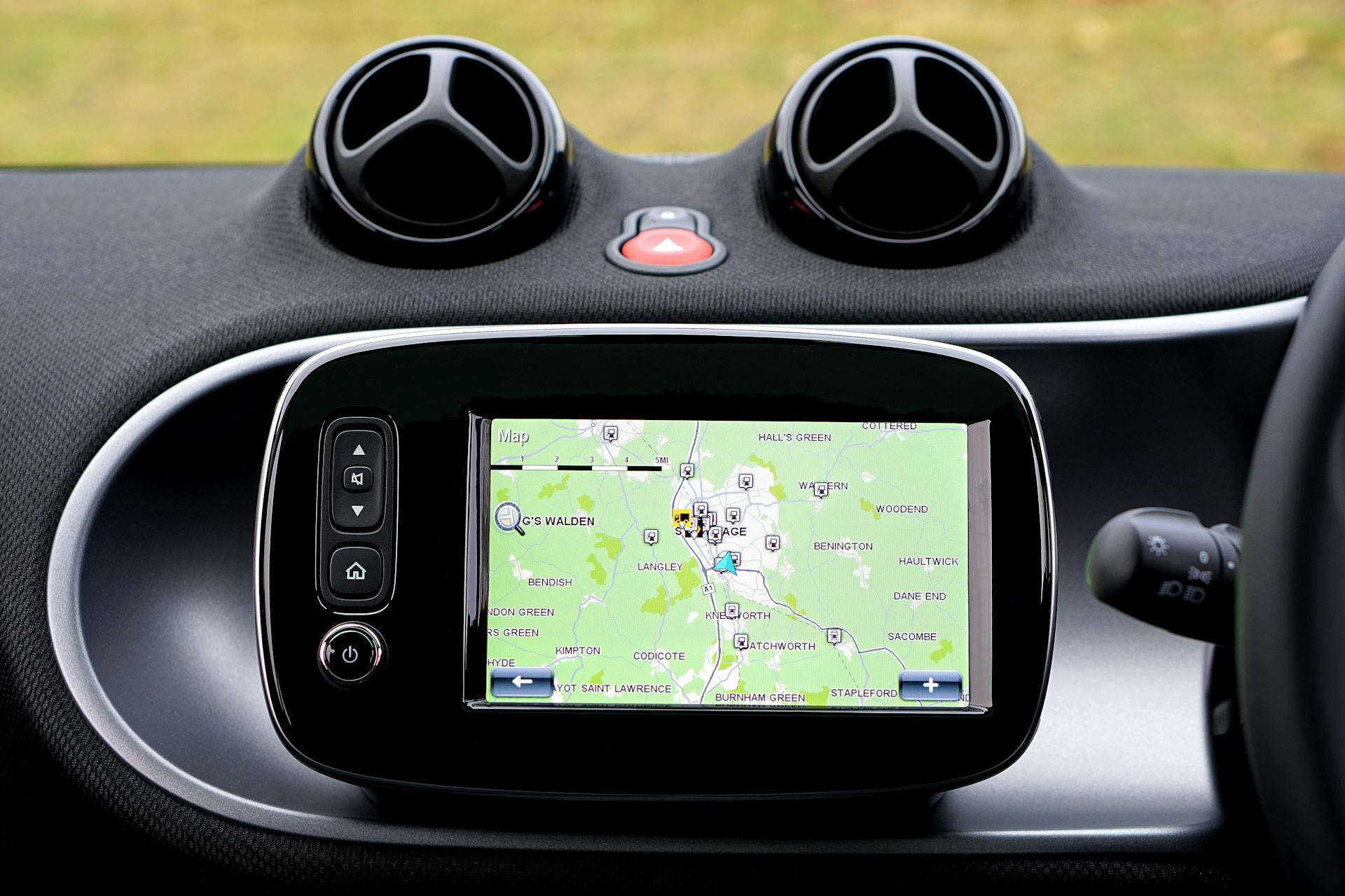 Un monitor GPS negro en un automóvil | Fuente: Pexels