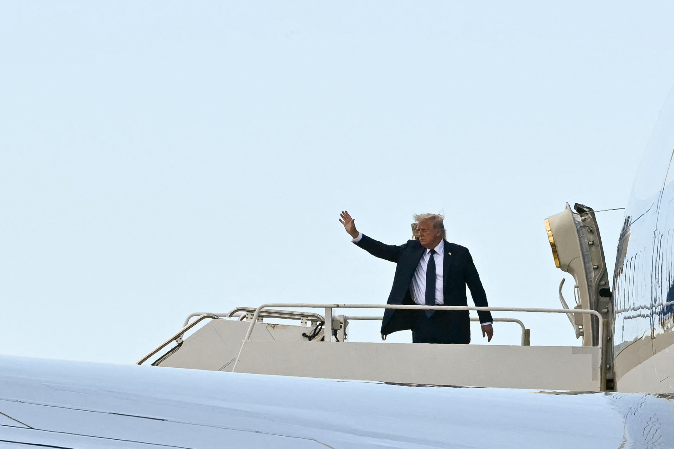 Donald saluda a los espectadores mientras sube al Air Force One en el Aeropuerto Internacional Leonardo da Vinci de Fiumicino tras asistir a la ceremonia fúnebre del papa Francisco en el Vaticano.