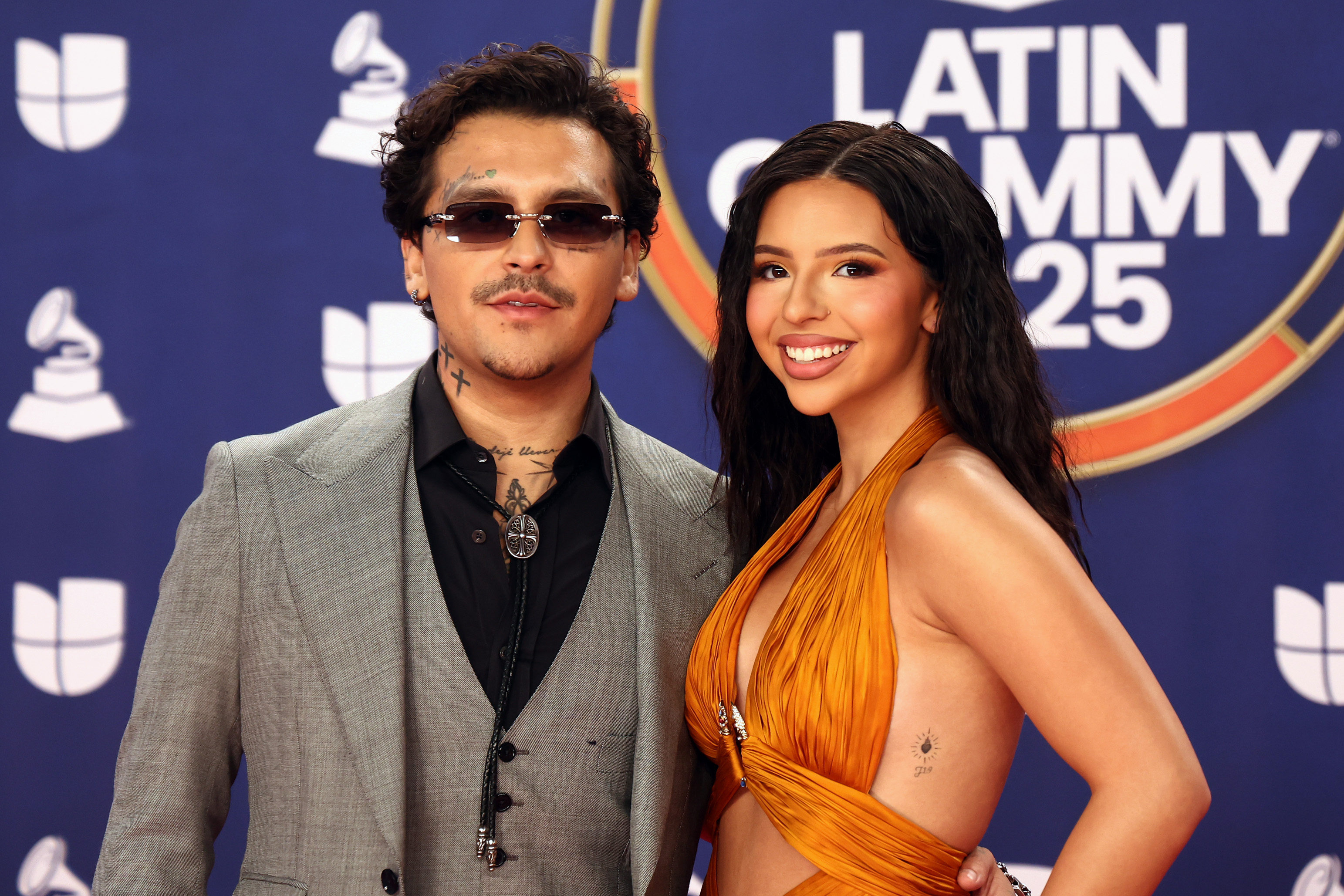 Christian Nodal y Ángela Aguilar en la 26ª edición de los Premios Grammy Latinos en el MGM Grand Garden Arena de Las Vegas, Nevada, el 13 de noviembre de 2025. | Fuente: Getty Images