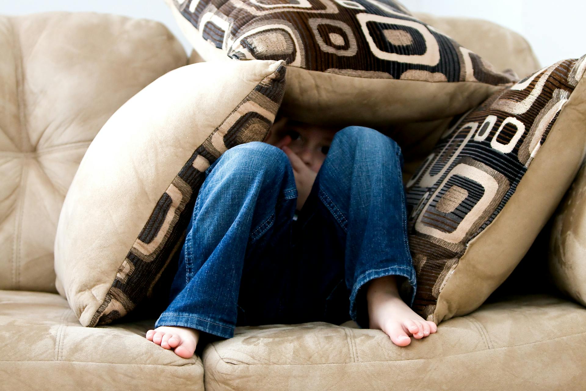 Un niño sentado en un sofá | Fuente: Pexels