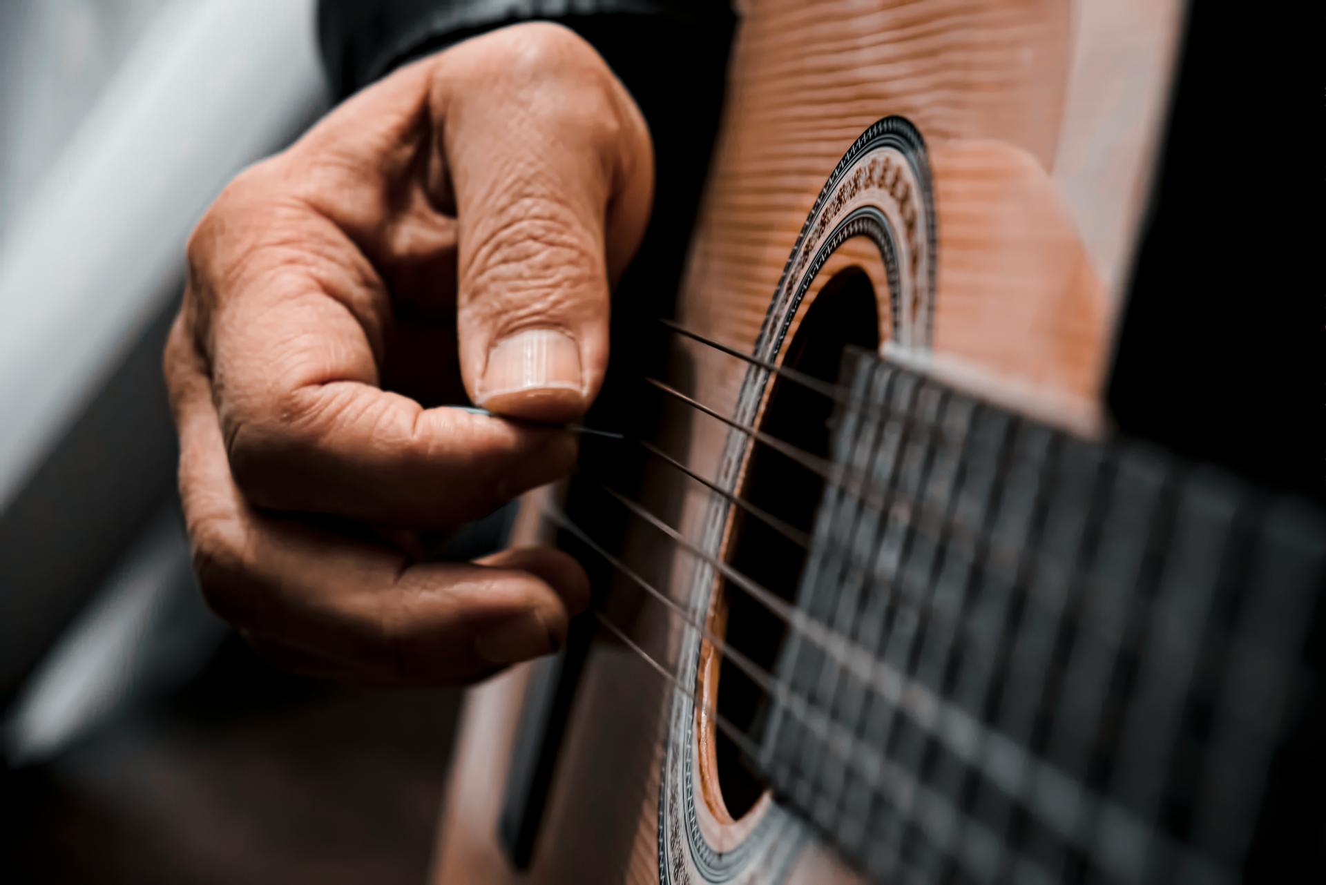 Un hombre tocando una guitarra | Fuente: Pexels