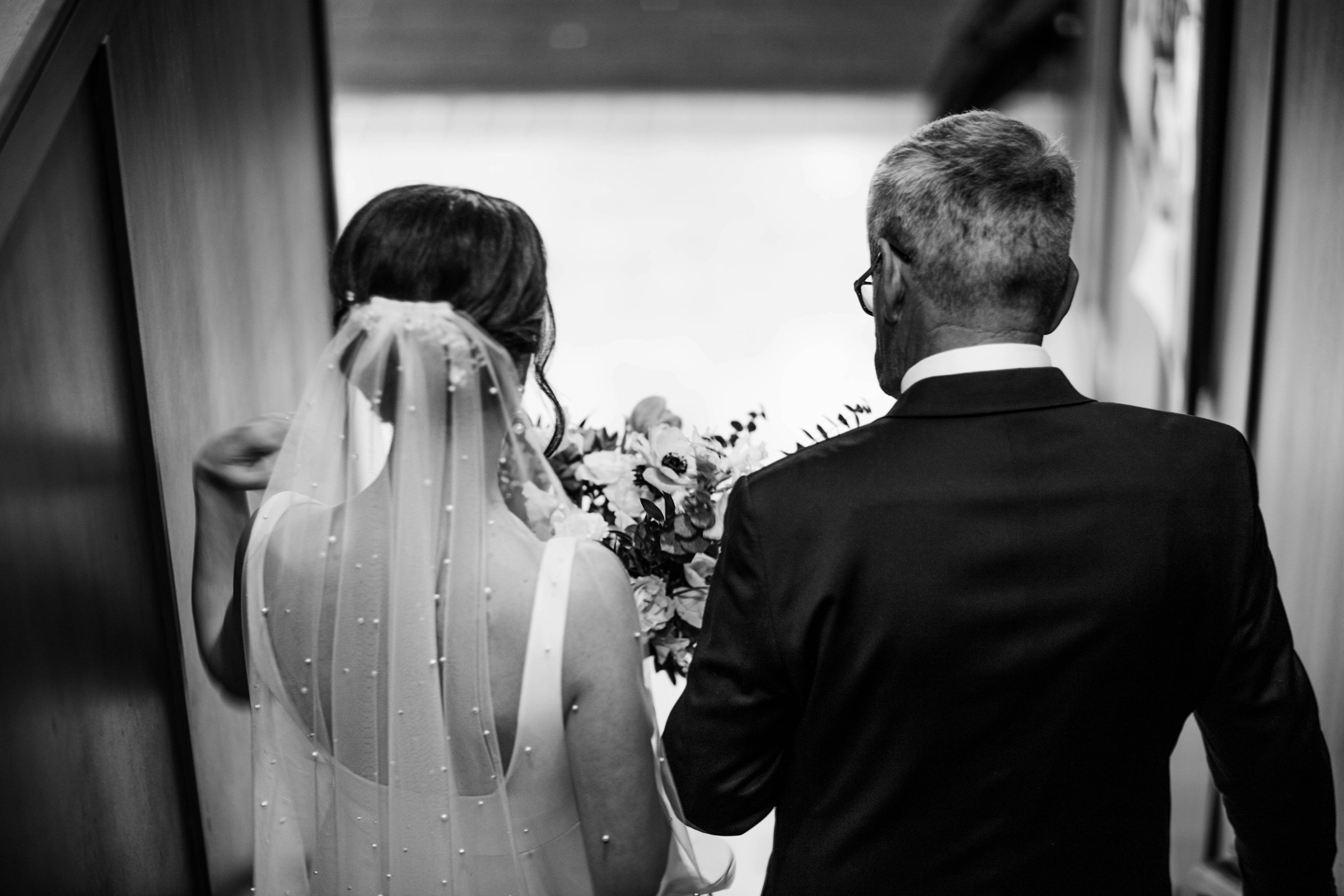 Un padre y una novia caminando por un pasillo | Fuente: Unsplash