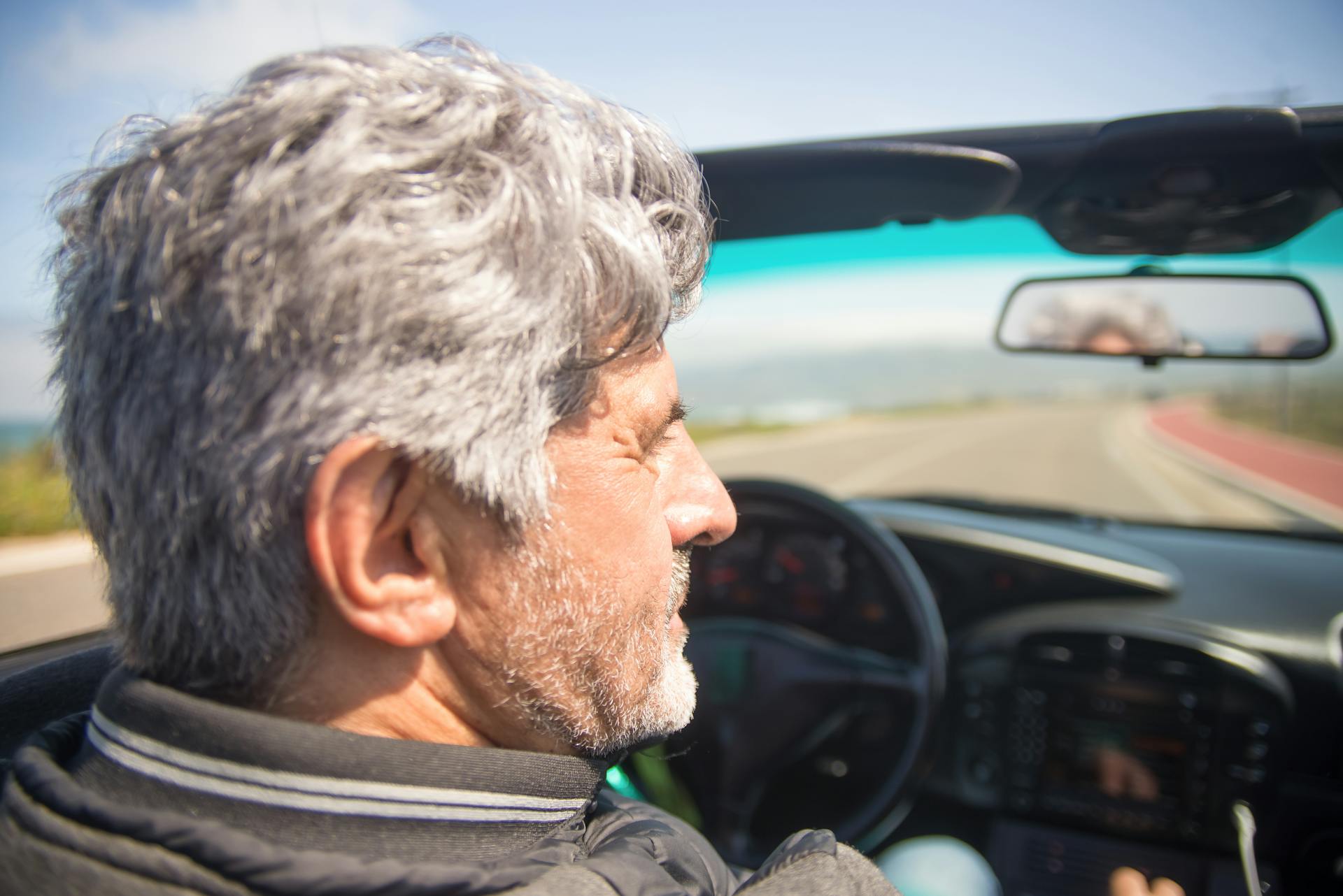 Un hombre sentado en un automóvil | Fuente: Pexels