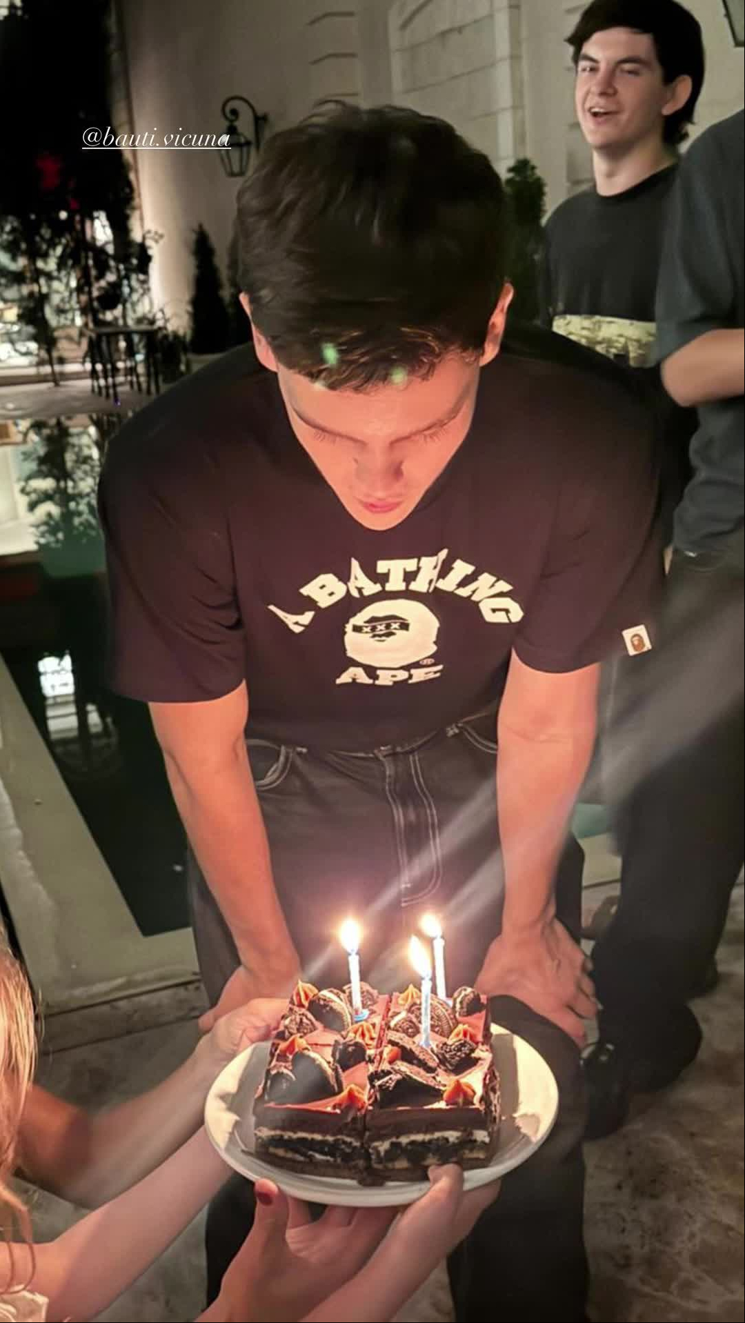 Bautista Vicuña, hijo de Pampita Ardohain y Benjamín Vicuña, frente a su pastel de cumpleaños | Fuente: Instagram Stories/pampitaoficial