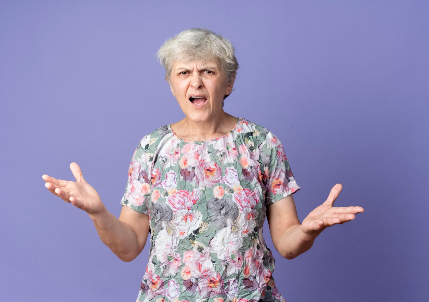 Una mujer mayor enfadada | Fuente: Freepik