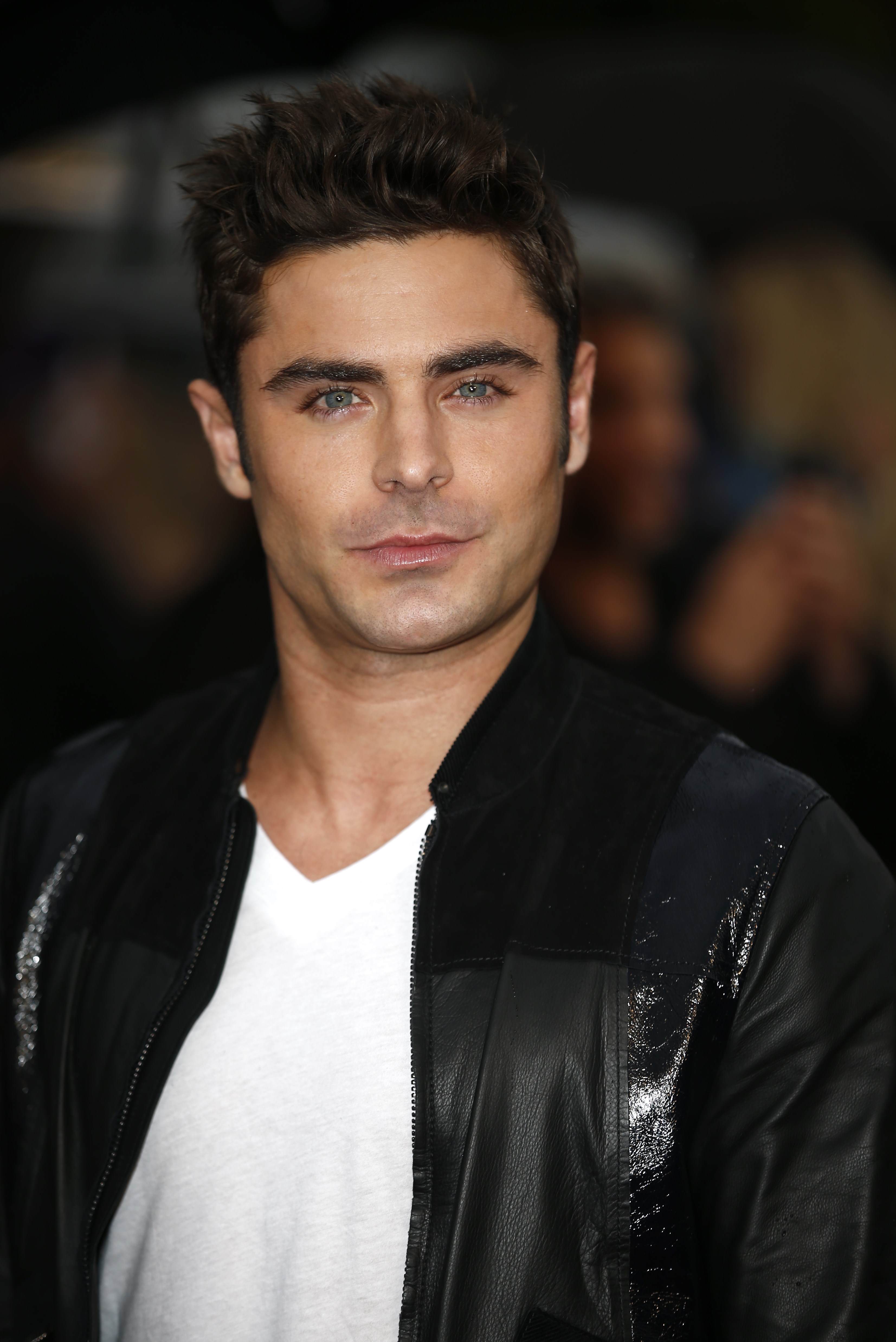 Zac Efron posa a su llegada al estreno de "We Are Your Friends" en Londres el 11 de agosto de 2015. | Fuente: Getty Images