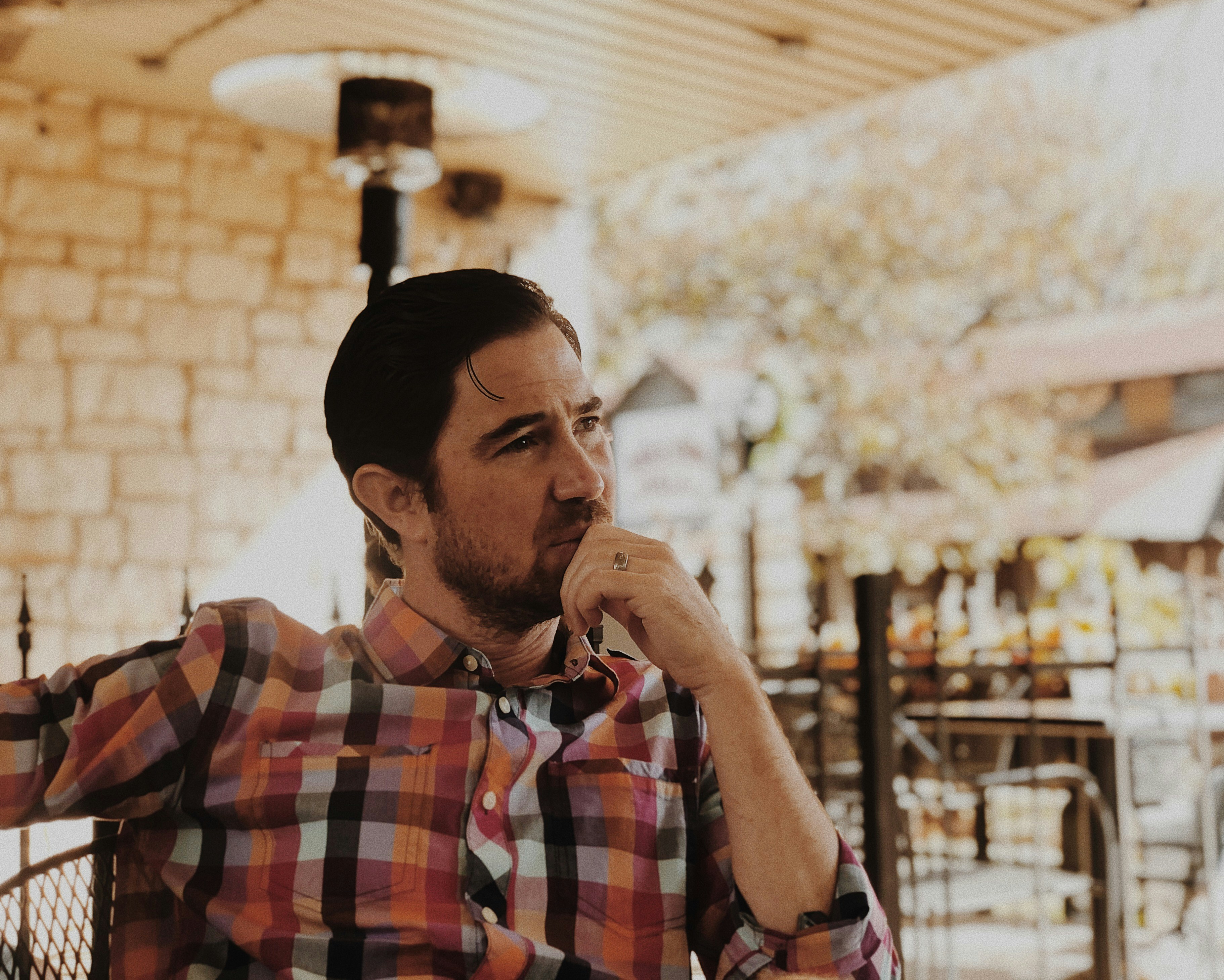 Un hombre emocionado sentado en una mesa | Fuente: Unsplash