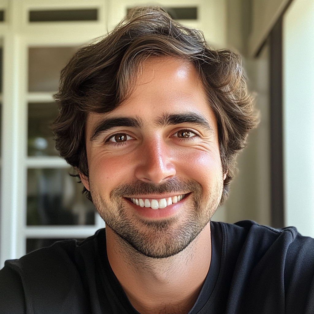 Primer plano de un hombre sonriente | Fuente: Midjourney