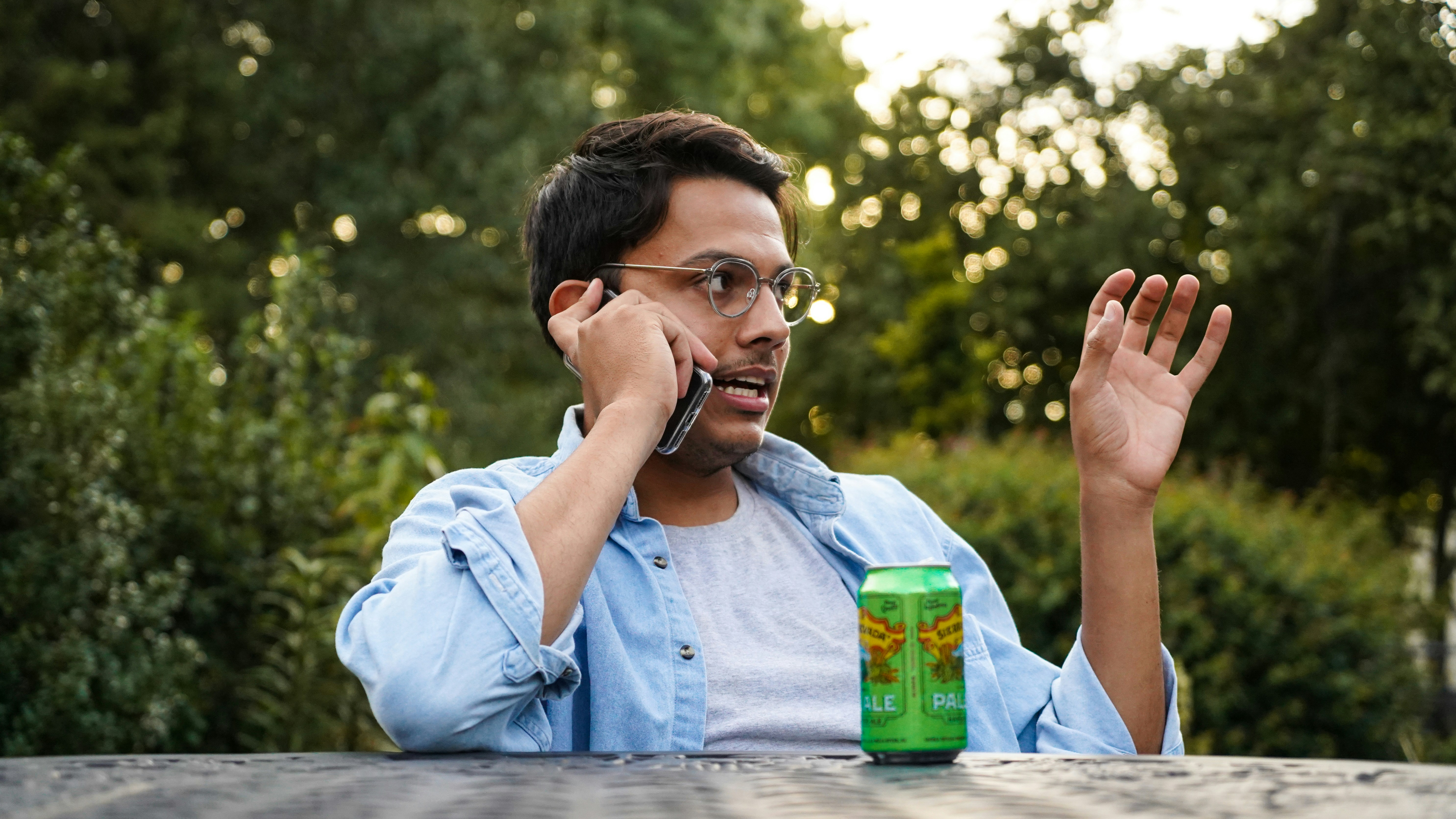 Hombre hablando por teléfono en el exterior | Fuente: Pexels