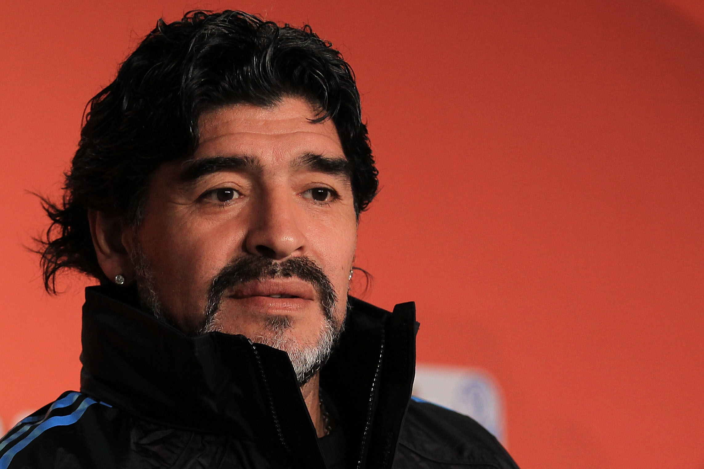 Diego Maradona habla con los medios durante una conferencia de prensa en el Green Point Arena el 2 de julio de 2010 en Ciudad del Cabo, Sudáfrica. | Fuente: Getty Images