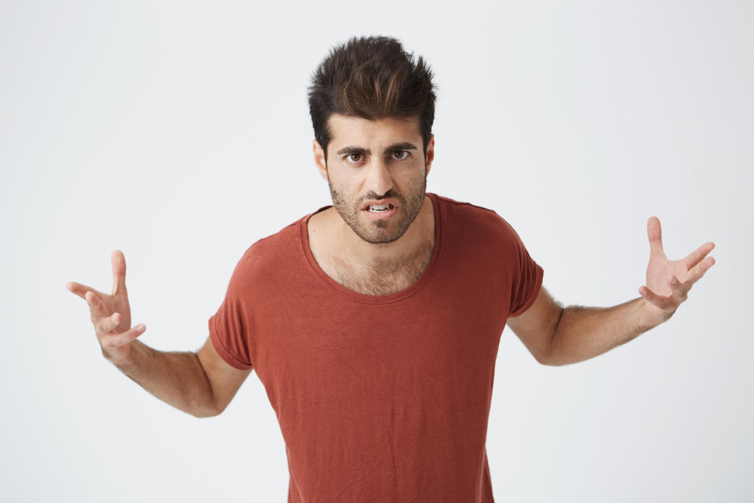Un hombre frustrado con expresión irritada | Fuente: Freepik