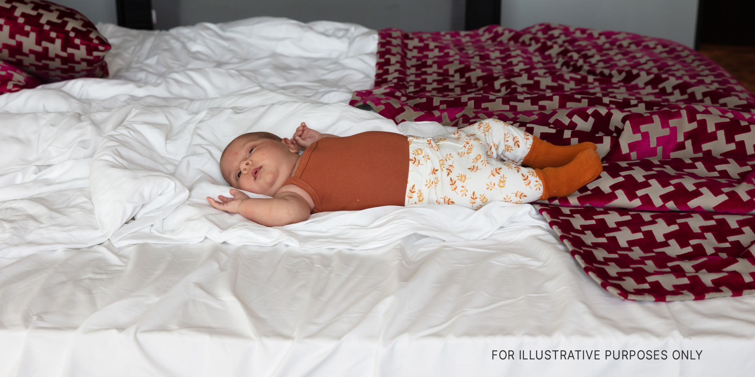 Bebé acostado en la cama | Fuente: Shutterstock